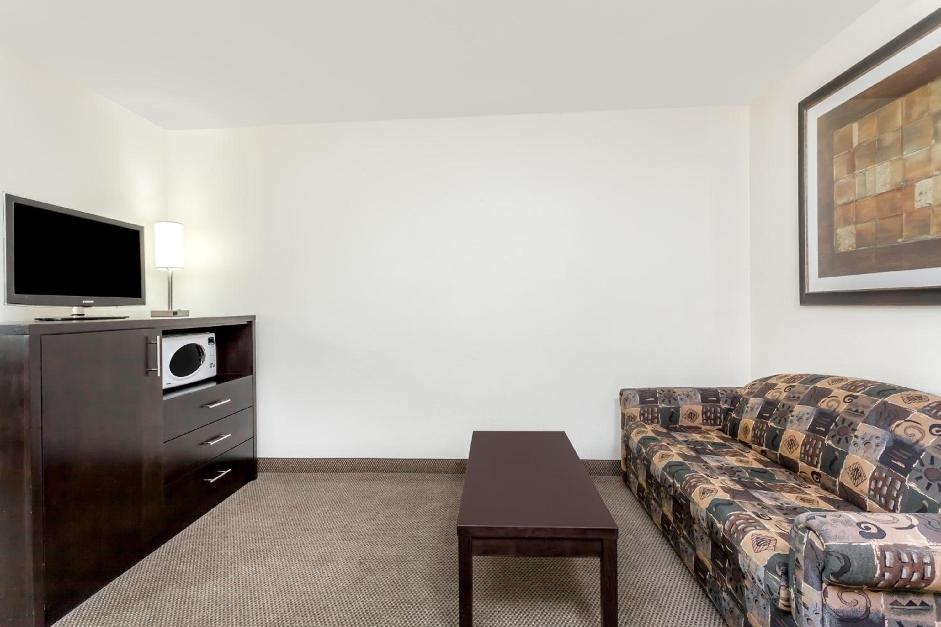 Queen Suite - Non-Smoking - Photo 4