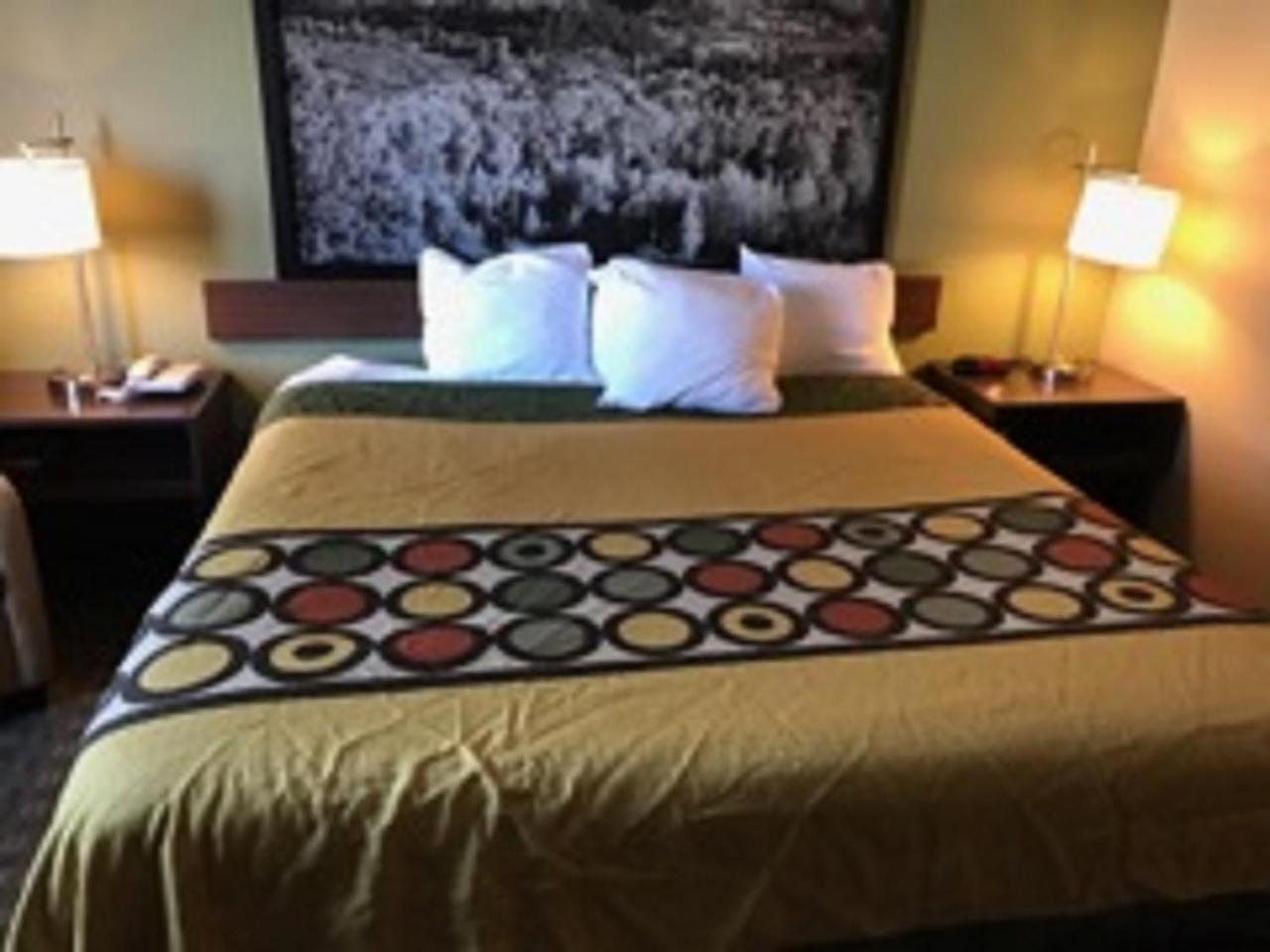 King Room with Bath Tub with Grab Bars- Mobility Accessible/Non-Smoking photo 3