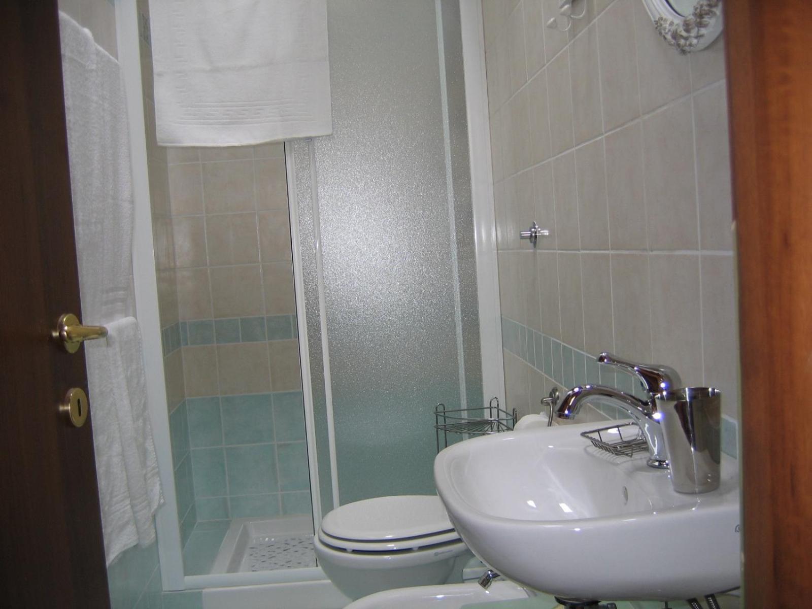 Double Room - Photo 6