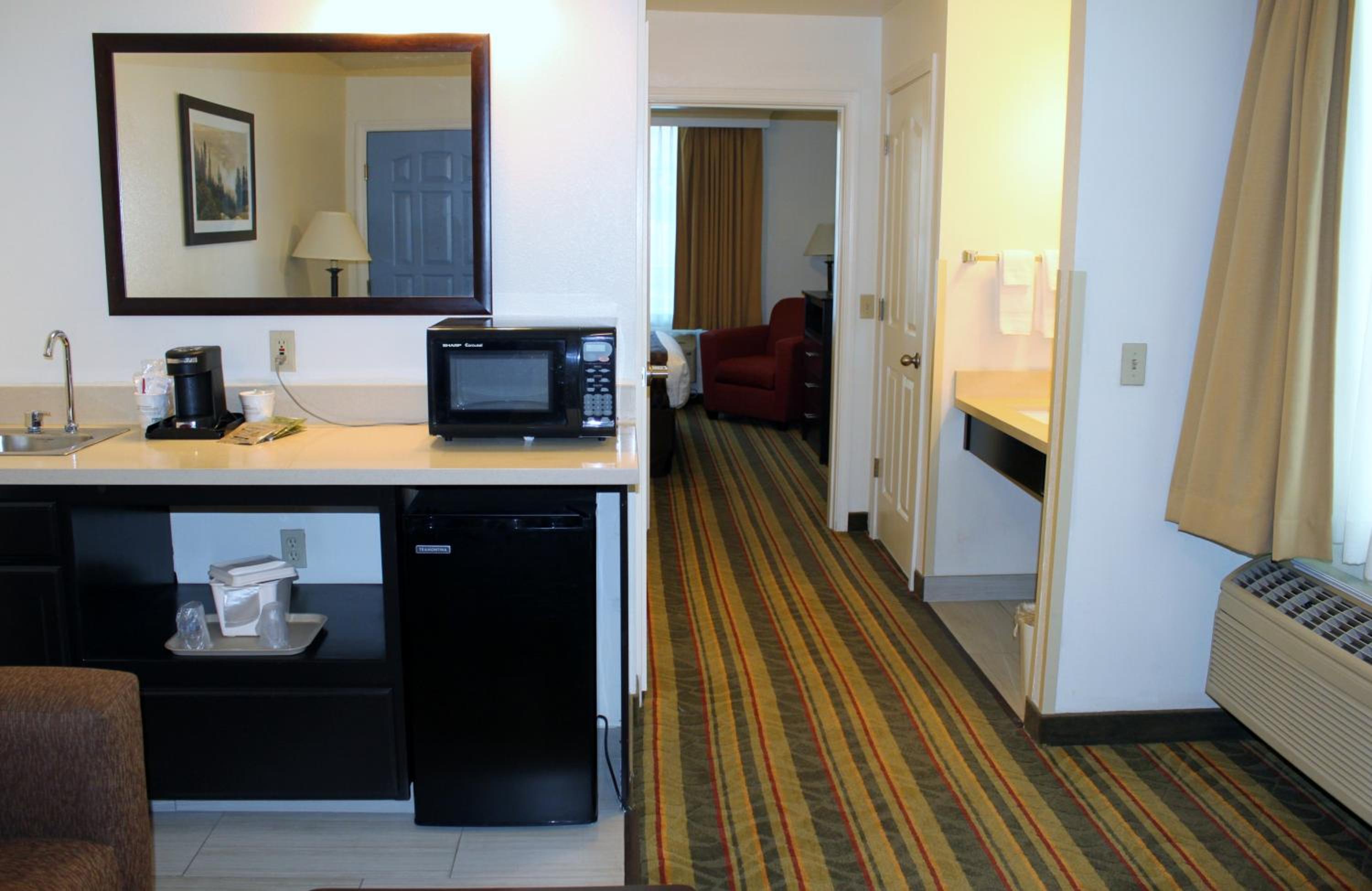 King Room - Non-Smoking - Photo 4