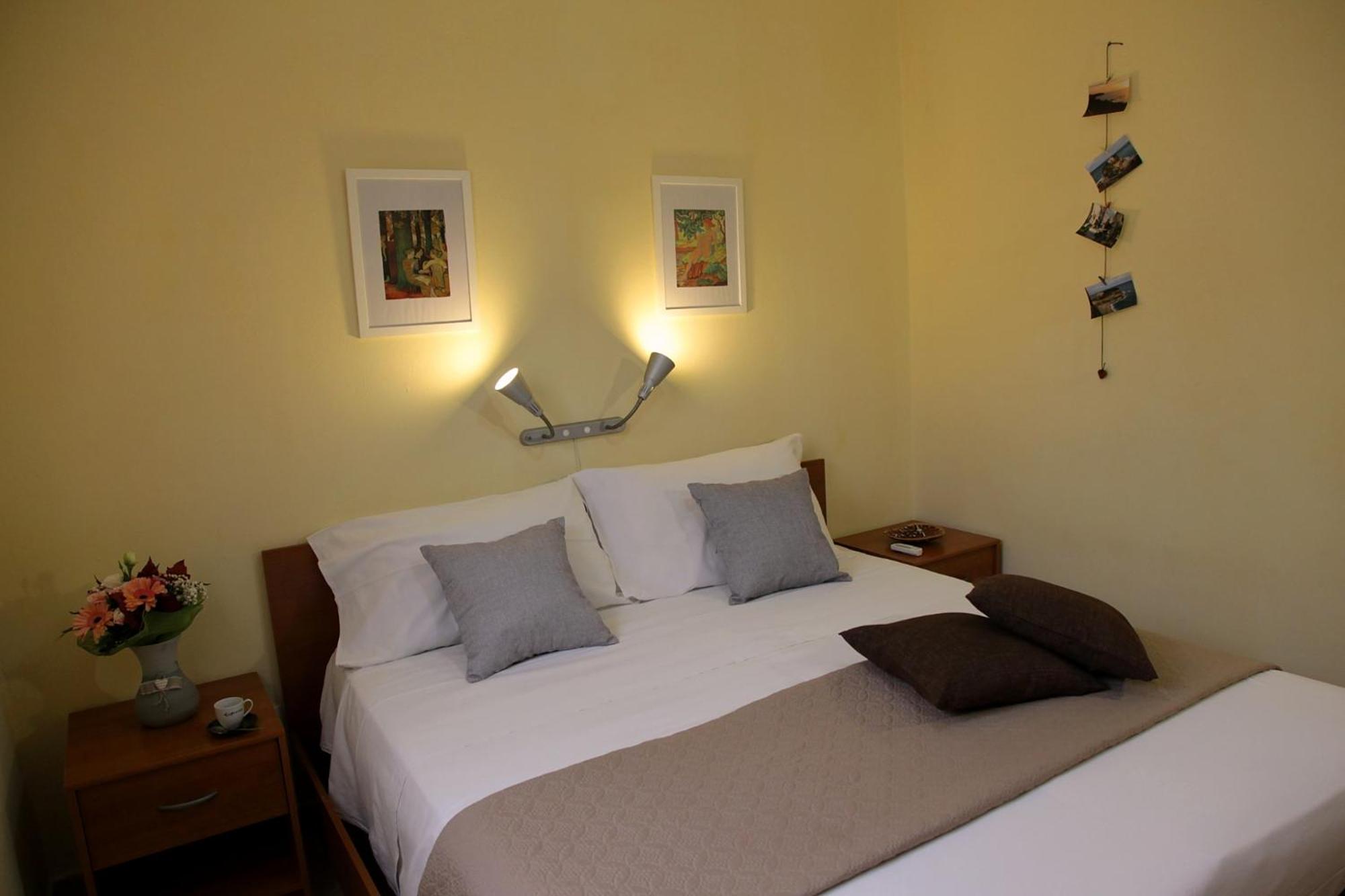 One-Bedroom Apartment photo 2