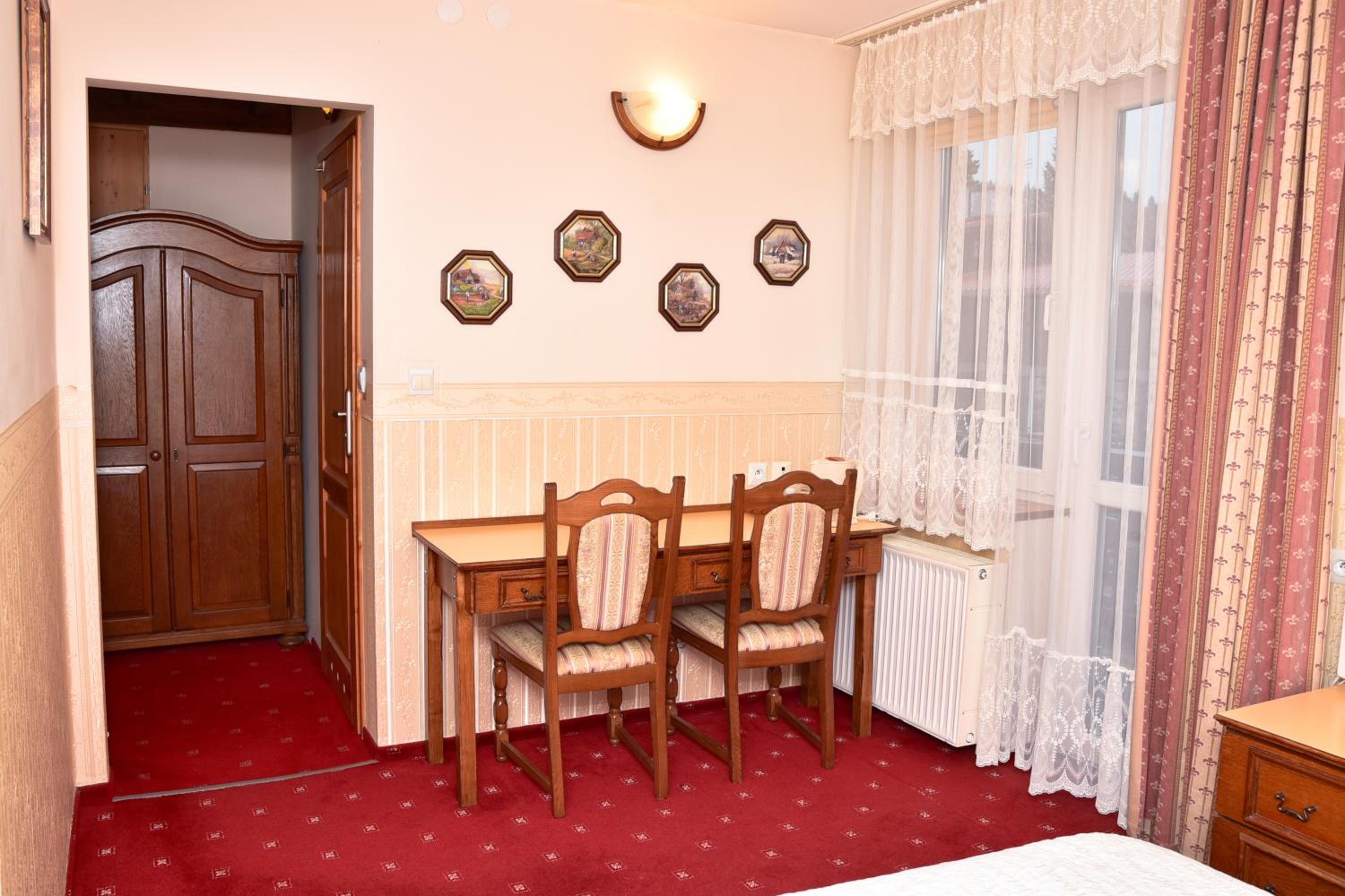 Double Room with Balcony - Photo 2