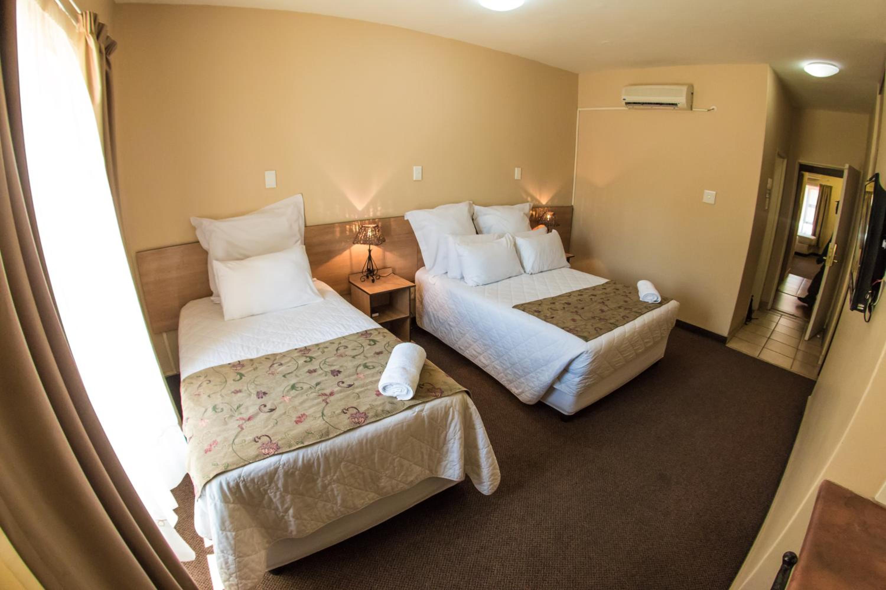 Deluxe Family Room - Photo 2