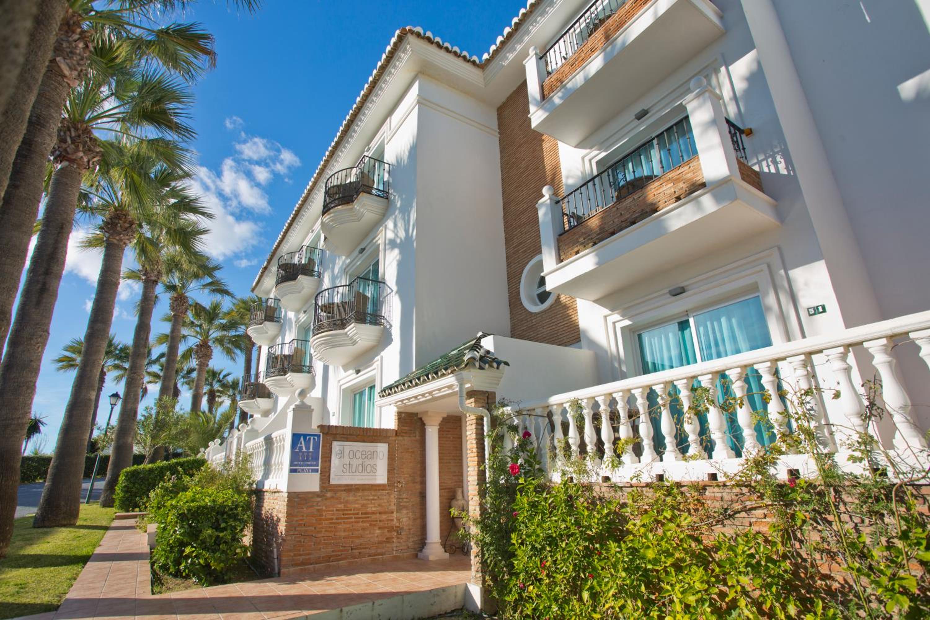 Estudio Superior (2 adultos) Estudio Superior (2 adultos)