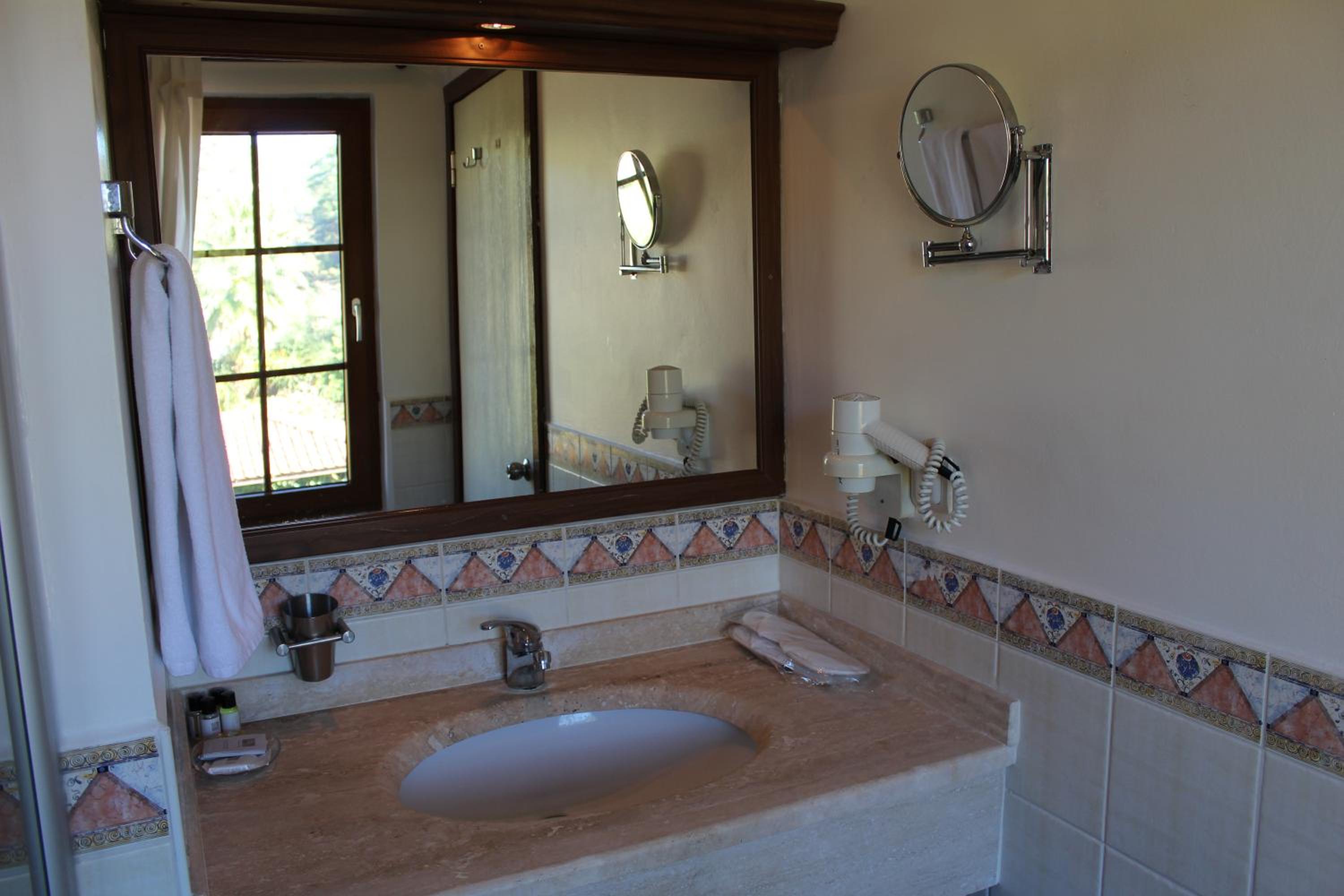 Classic Double or Twin Room - Photo 9