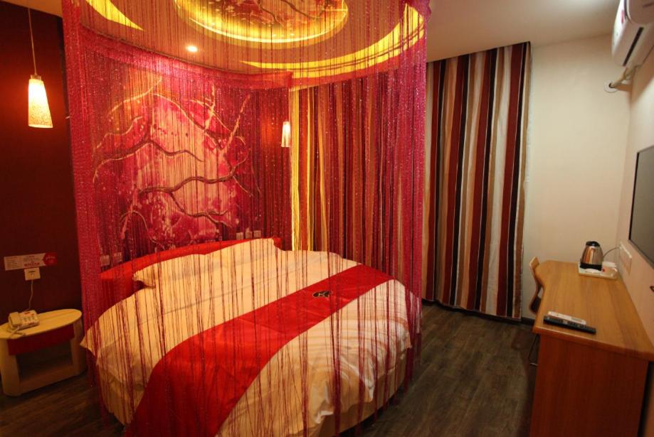 Mainland Chinese Citizens - Flavour Round Bed Room photo 2