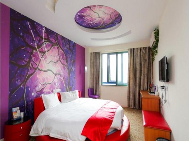 Round Double Room