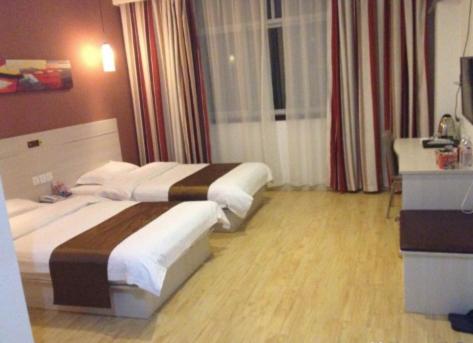Light Twin Room photo 1