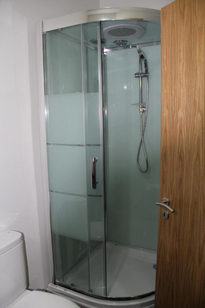 Studio Apartment with Two Single Beds - Photo 6