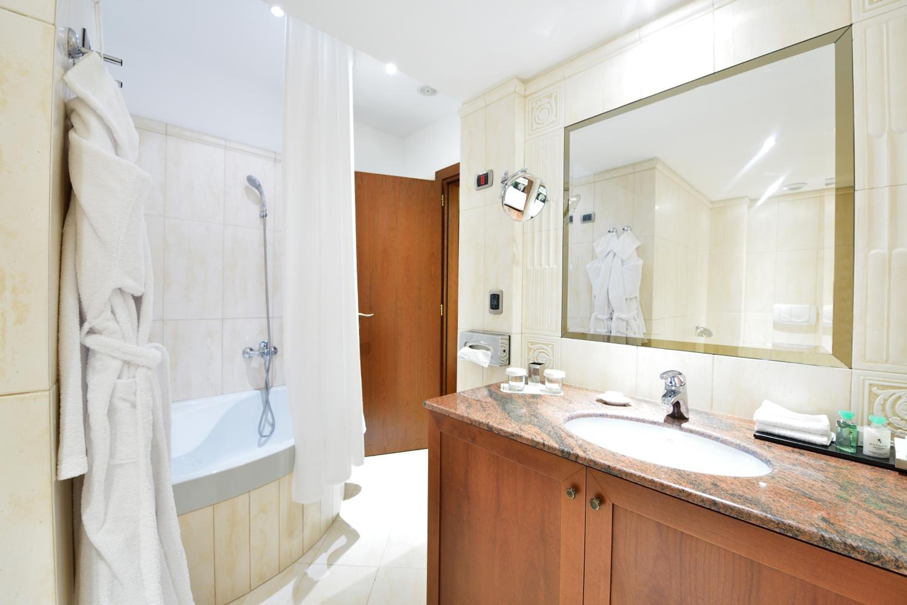 Suite - Photo 4