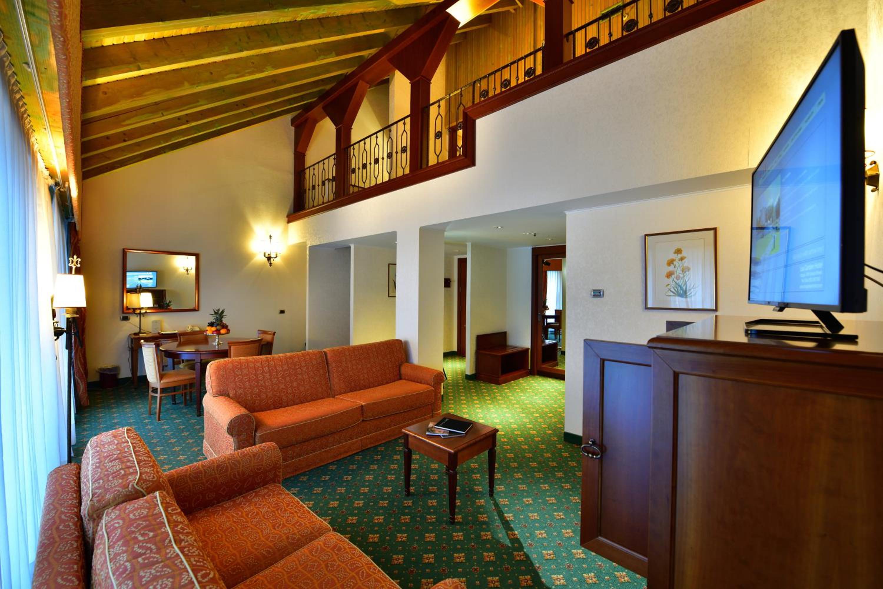 Suite - Photo 16
