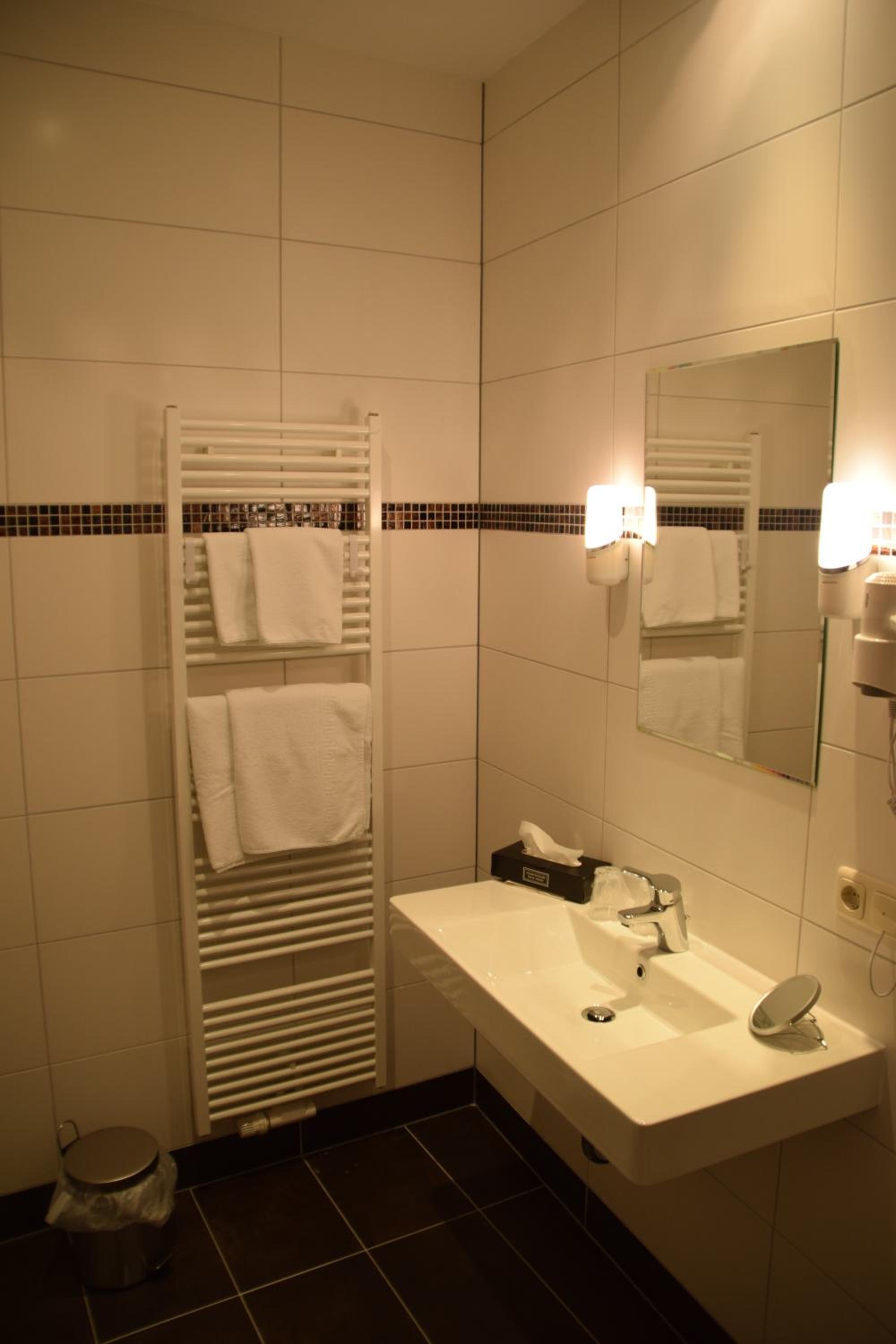 Double or Twin Room thumbnail 6
