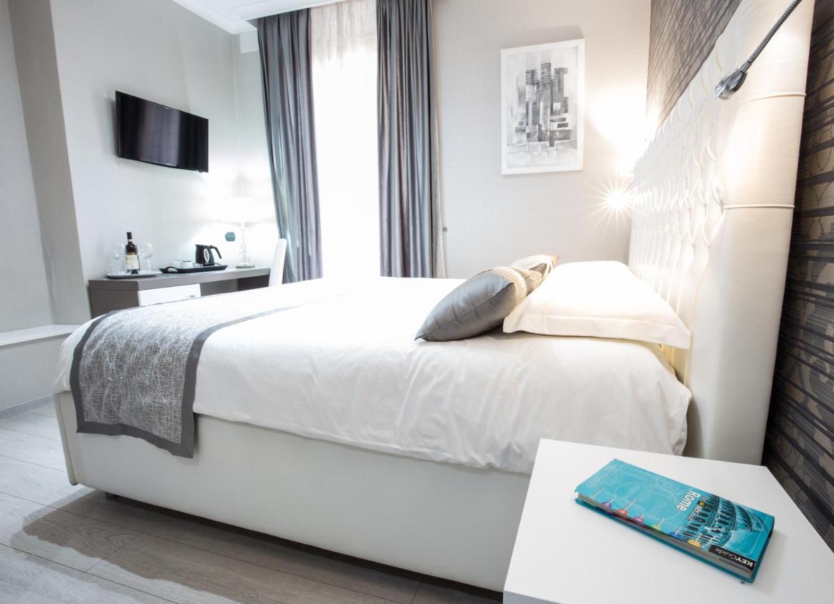 Deluxe Double Room with Balcony photo 2