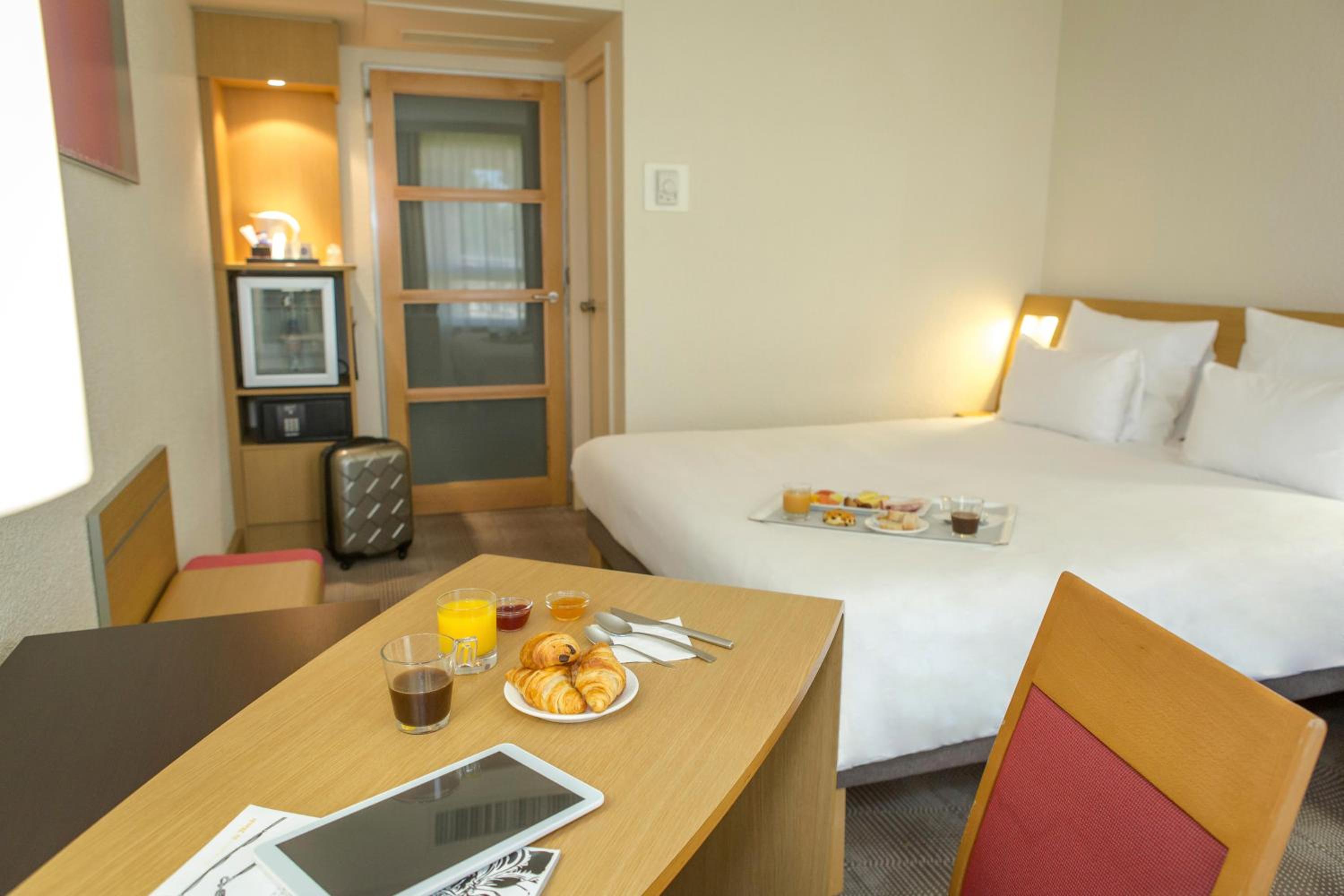 Superior Queen Room with Sofa - Photo 7