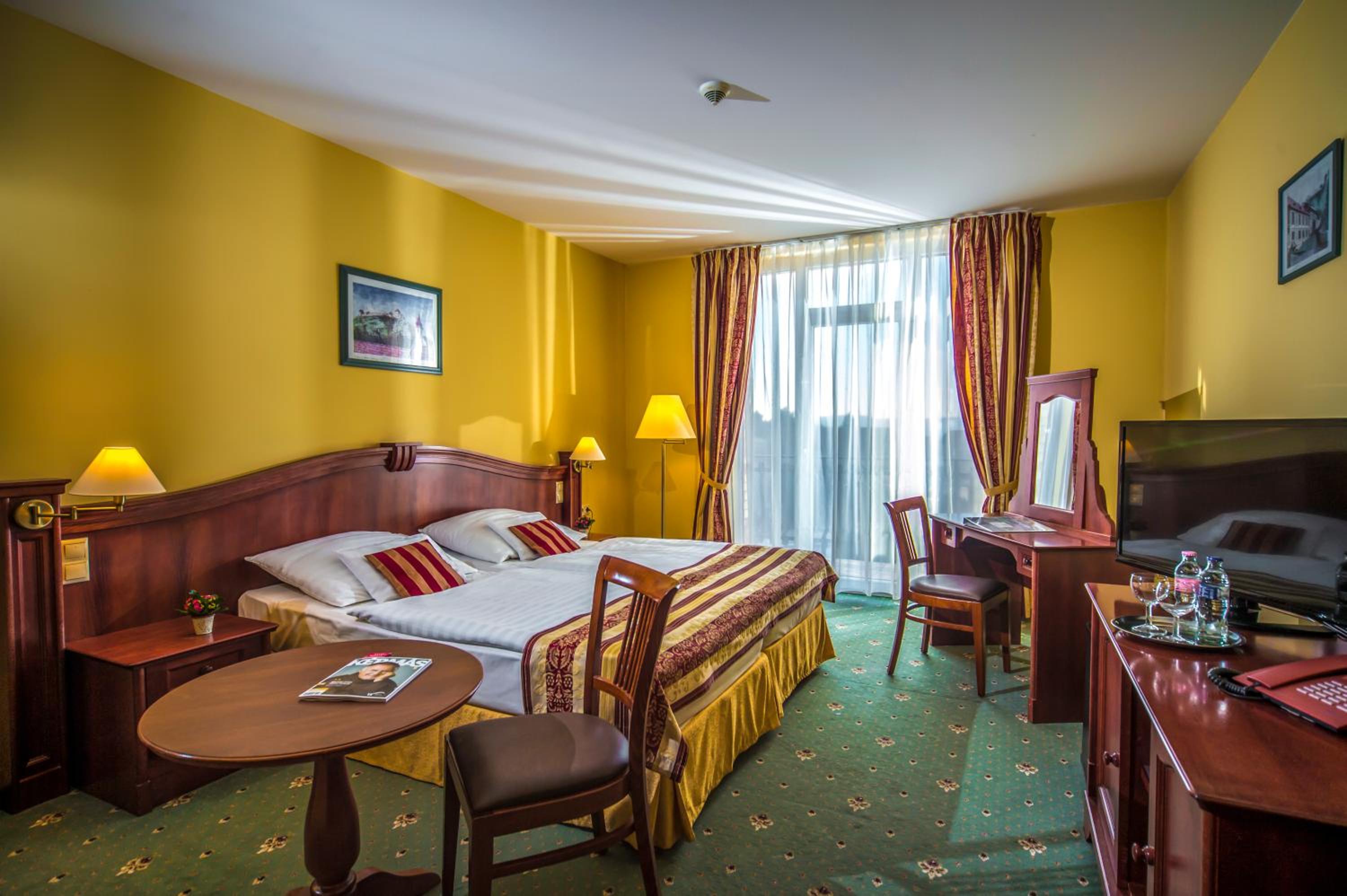 Standard Double Room with Balcony - Photo 4