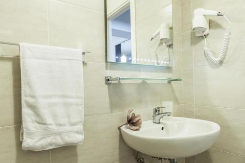 Double or Twin Room - Photo 2