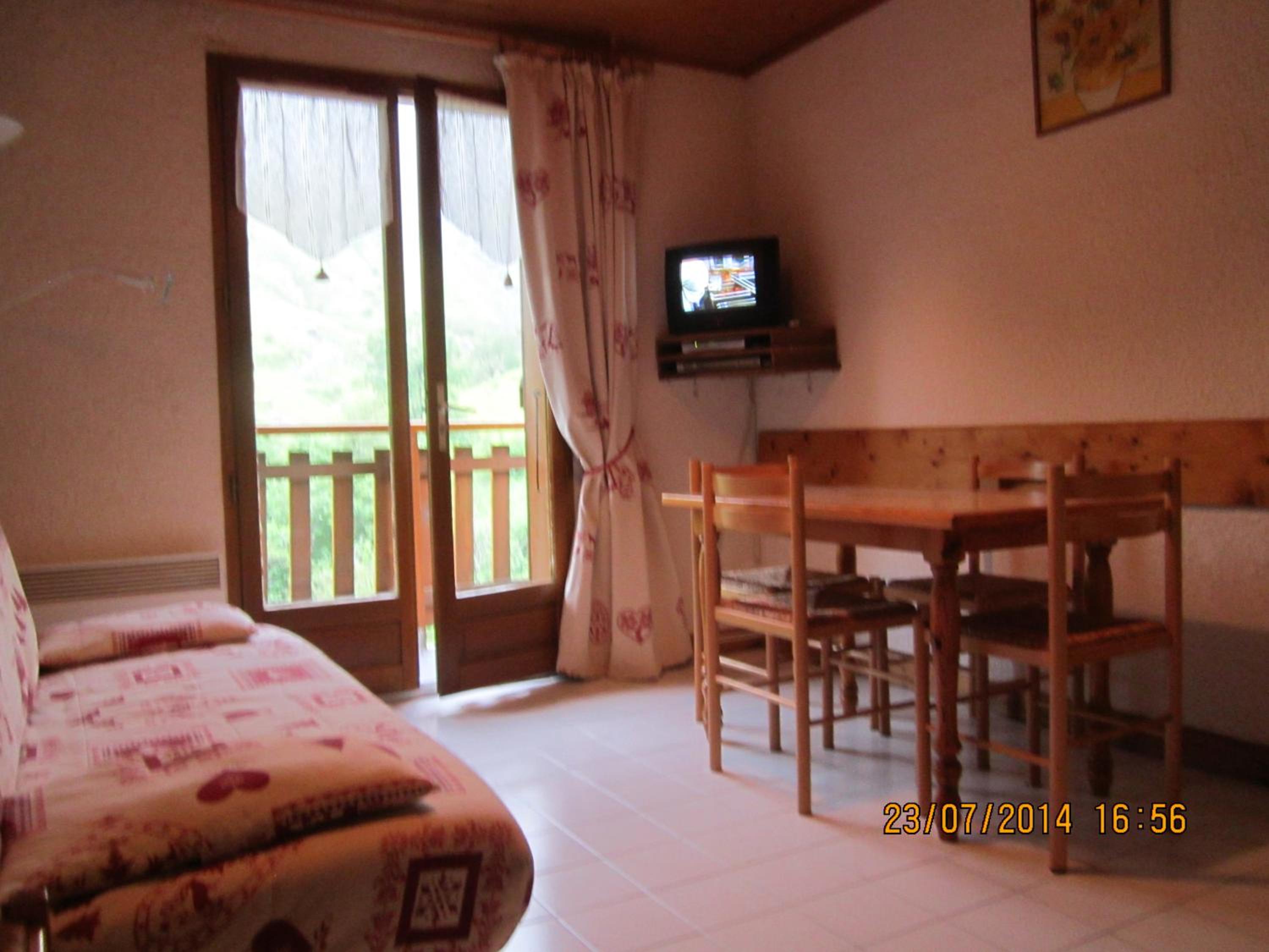 One-Bedroom Apartment - Photo 2
