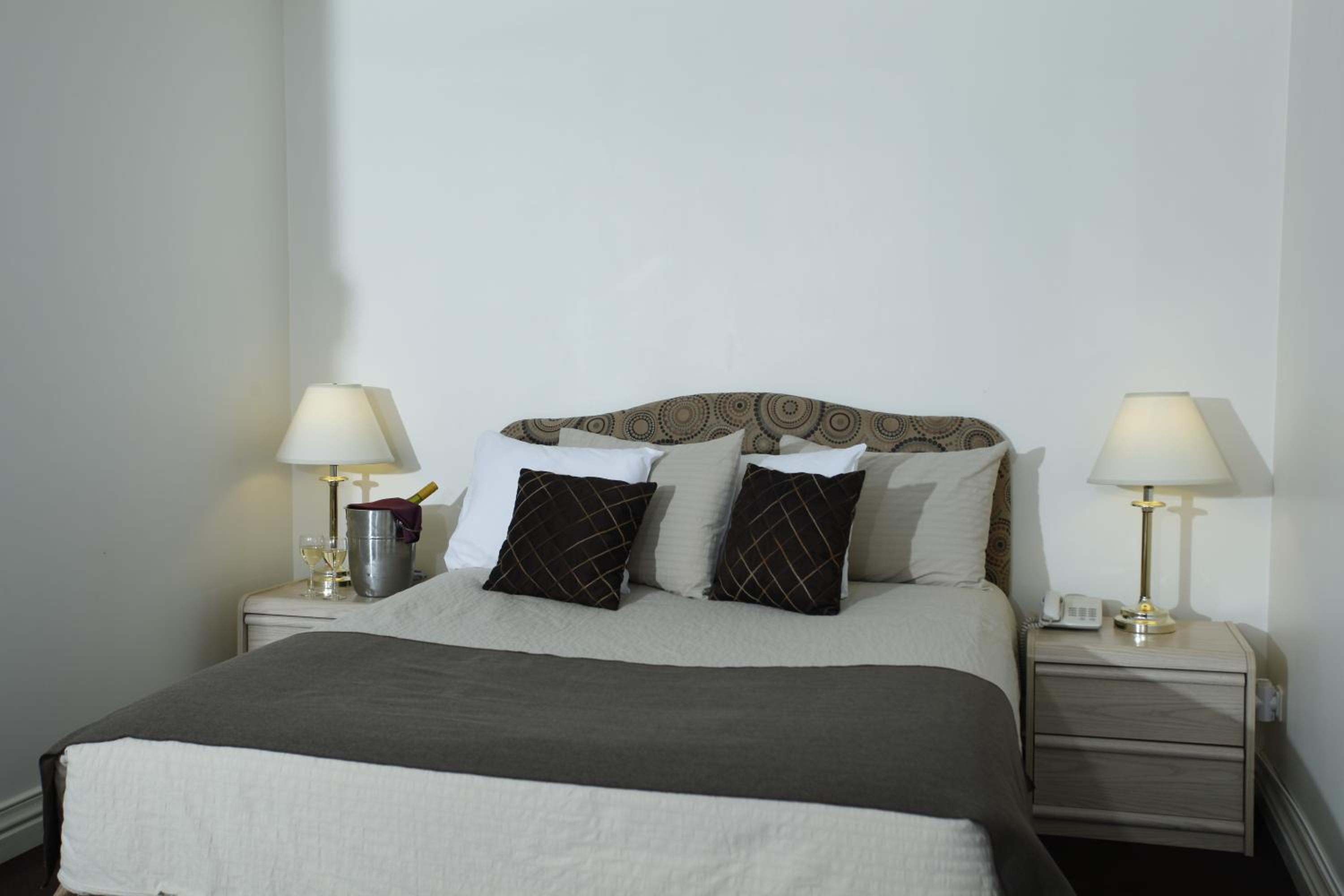 Standard Double Room - Photo 9