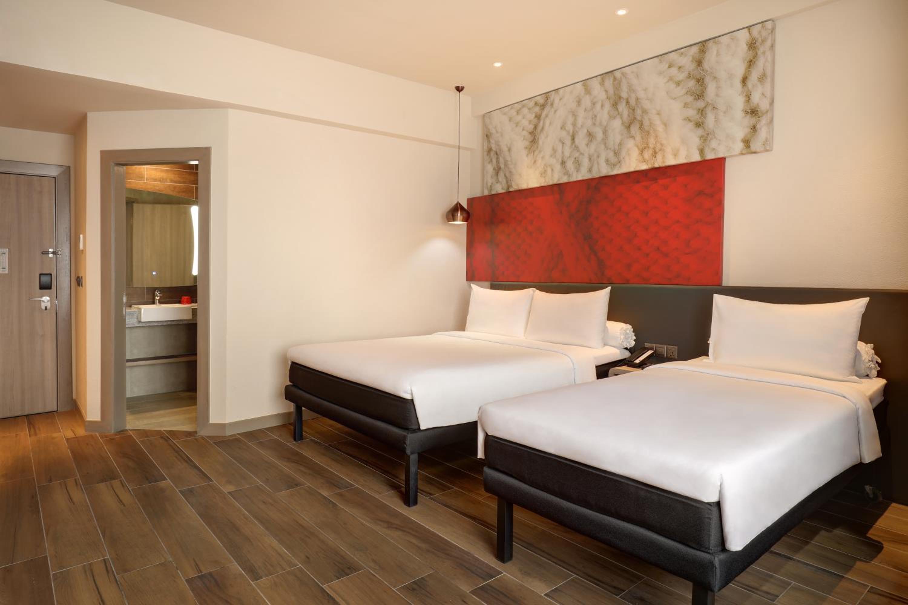 Family Room with 1 Queen Bed and 1 Single Bed photo 2
