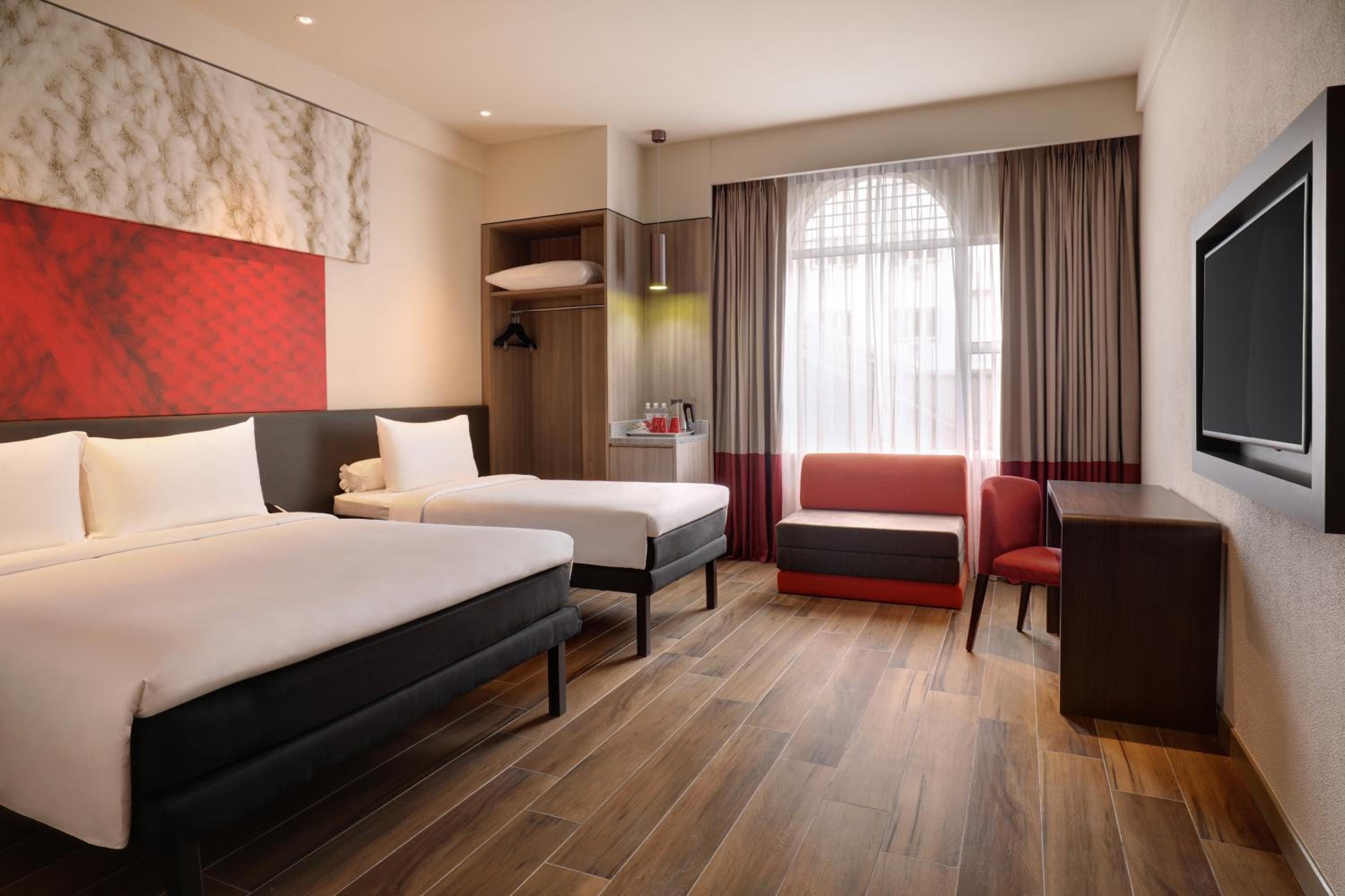 Family Room with 1 Queen Bed and 1 Single Bed photo 1