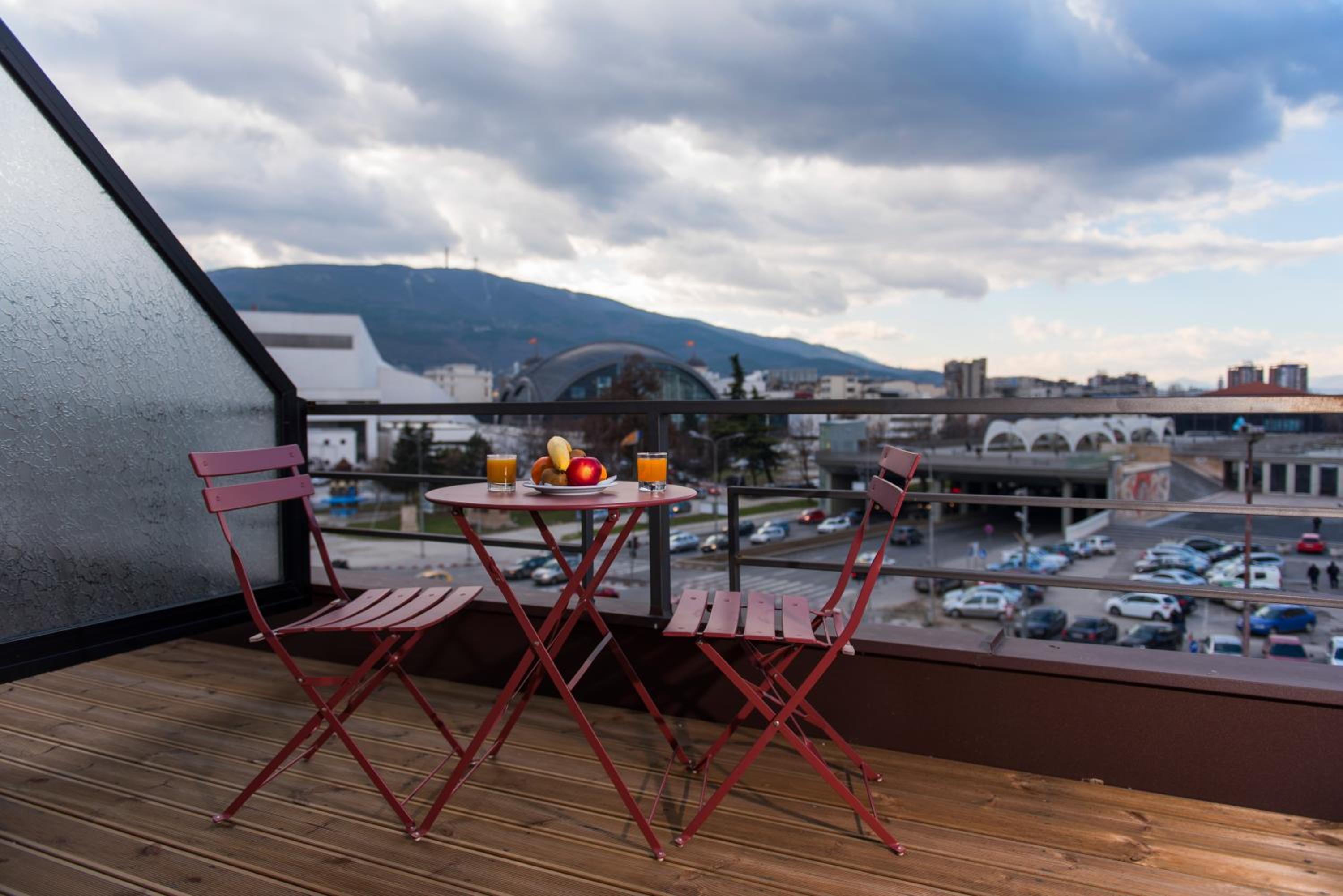 Double Room with Balcony and City View - Photo 11