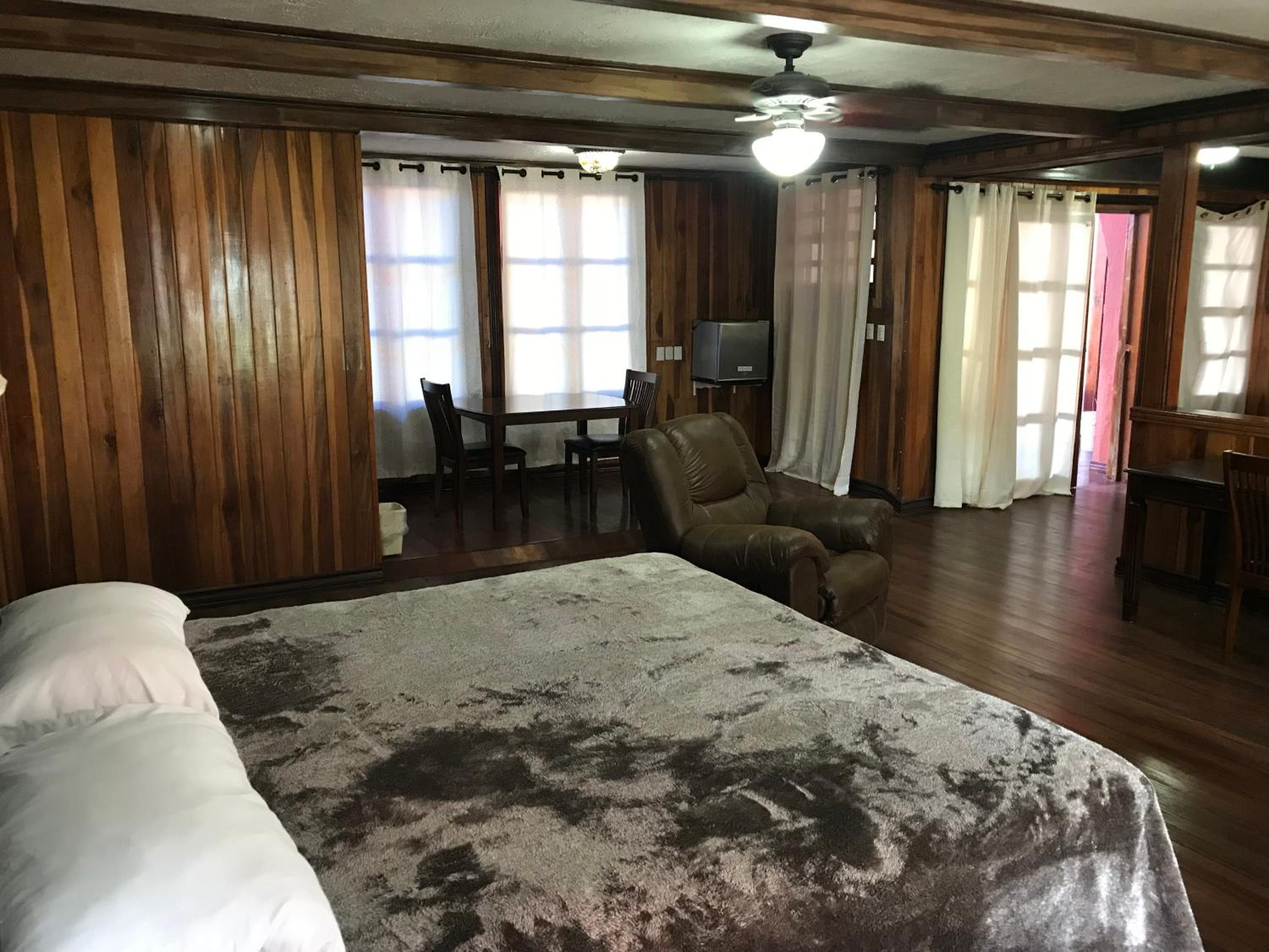 Deluxe King Suite photo 1