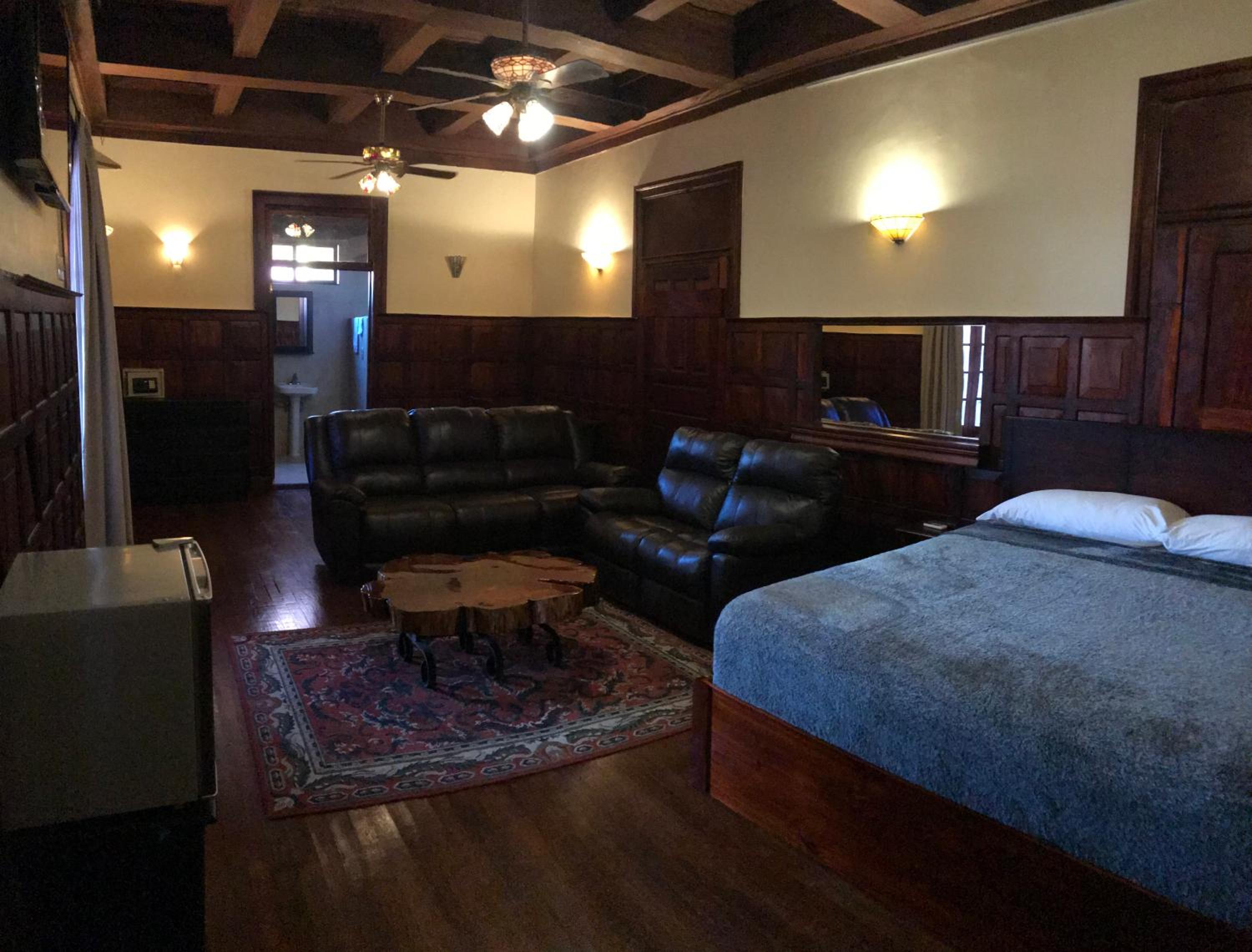 Deluxe King Suite photo 3