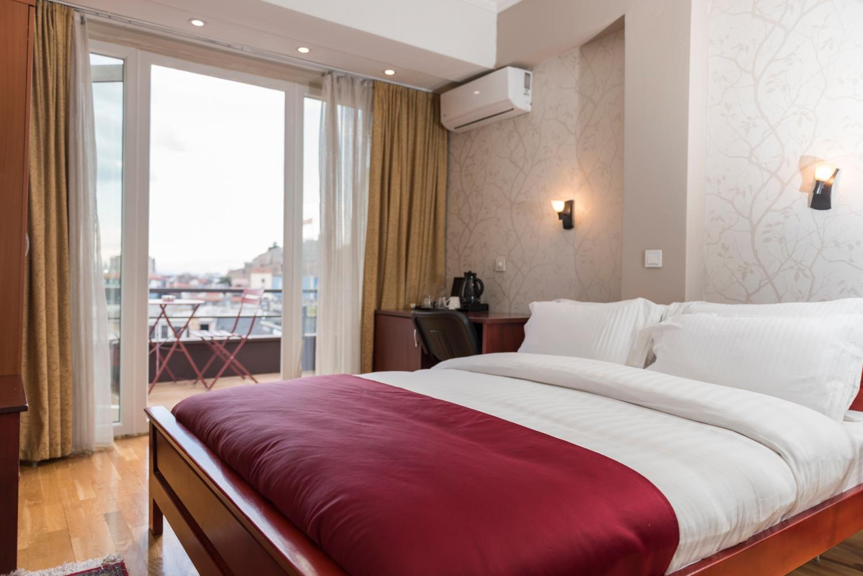 Double Room with Balcony and City View - Photo 2