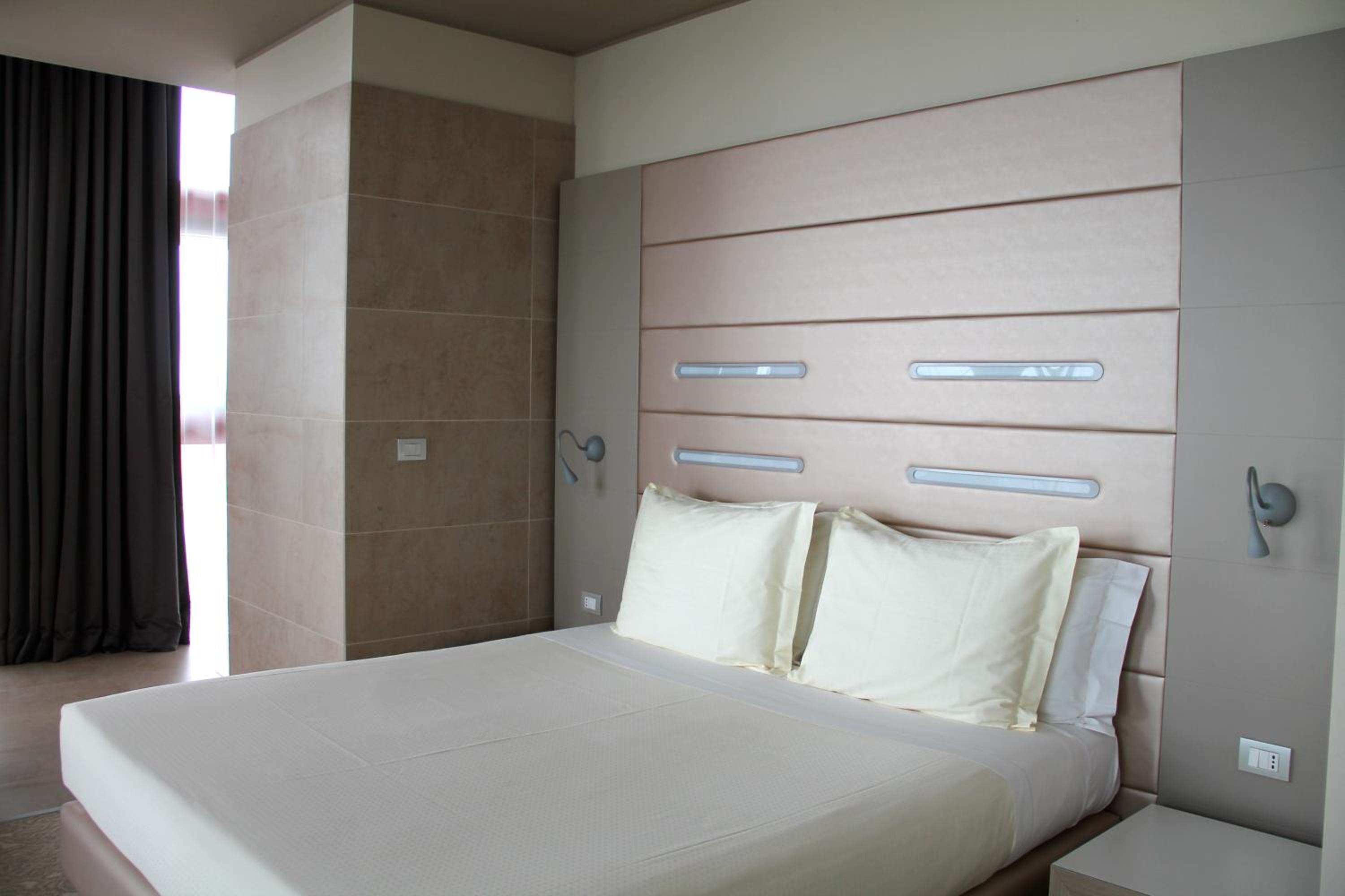 Standard Queen Room - Non-Smoking - Photo 6