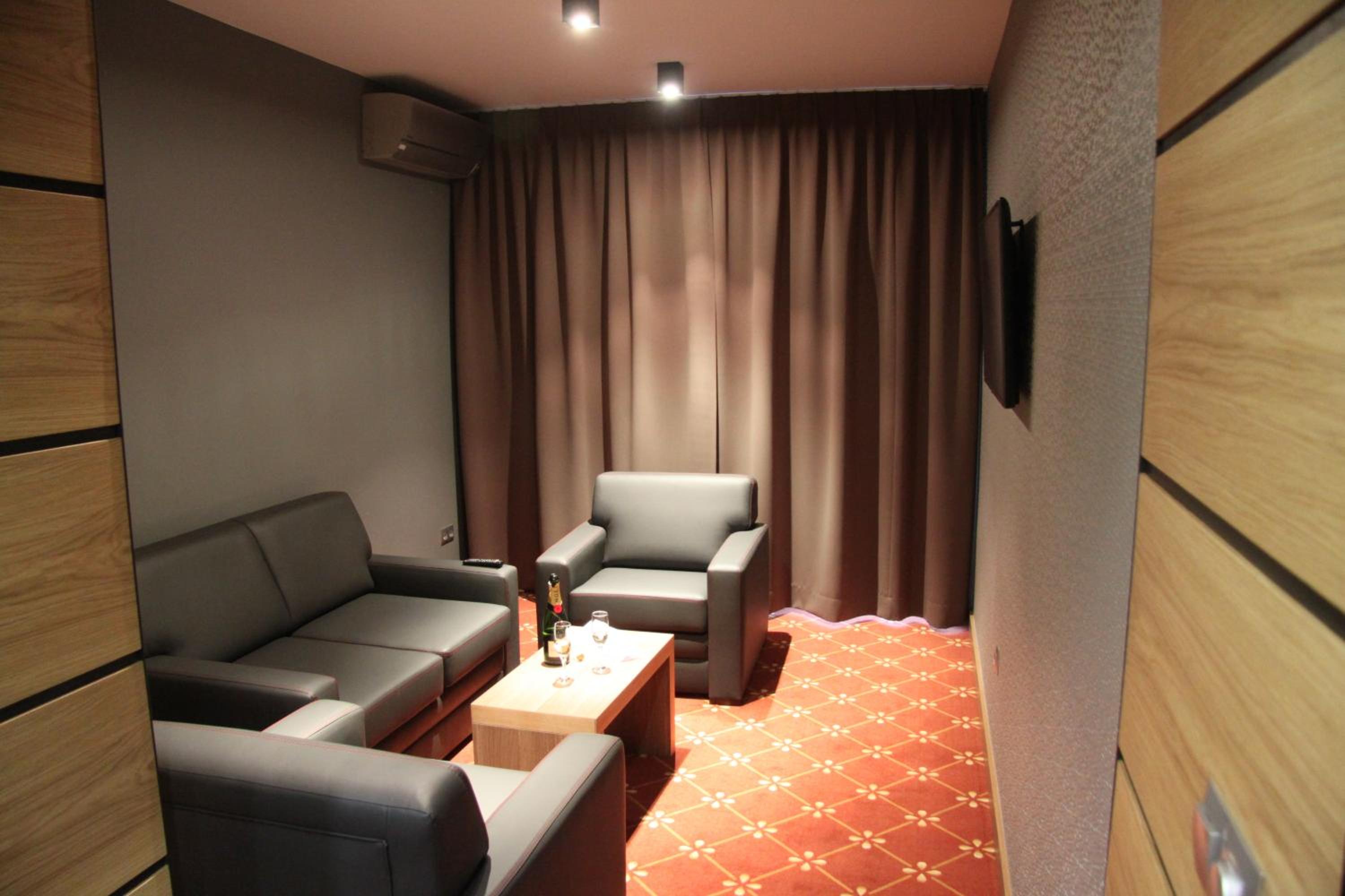 Suite - Photo 5