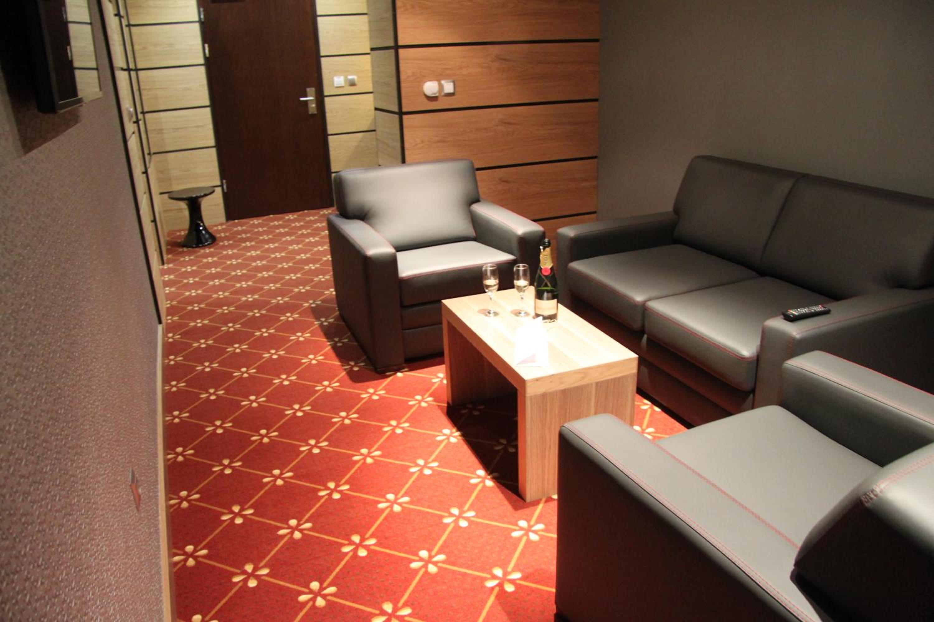 Suite - Photo 13
