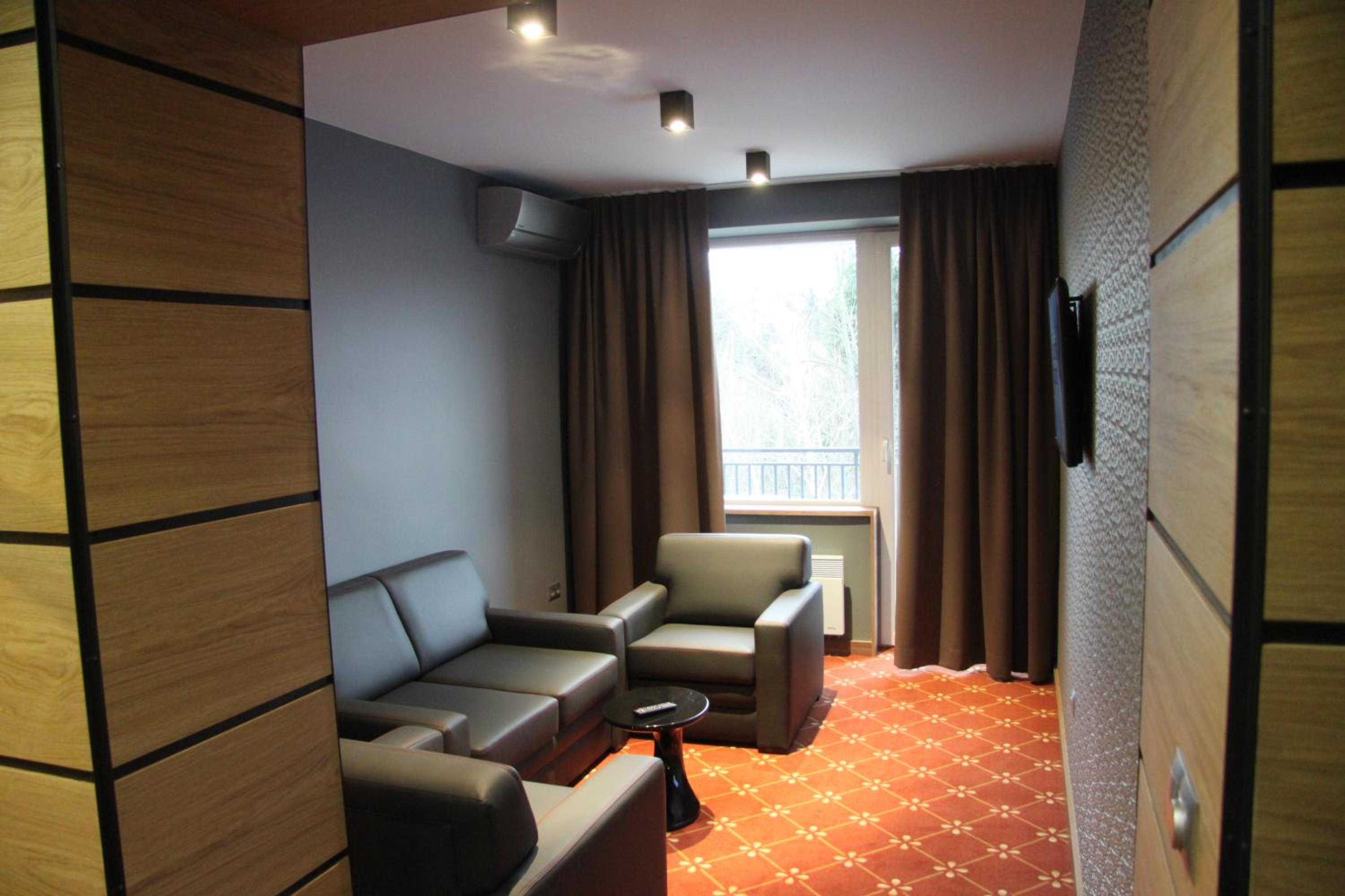 Suite - Photo 11