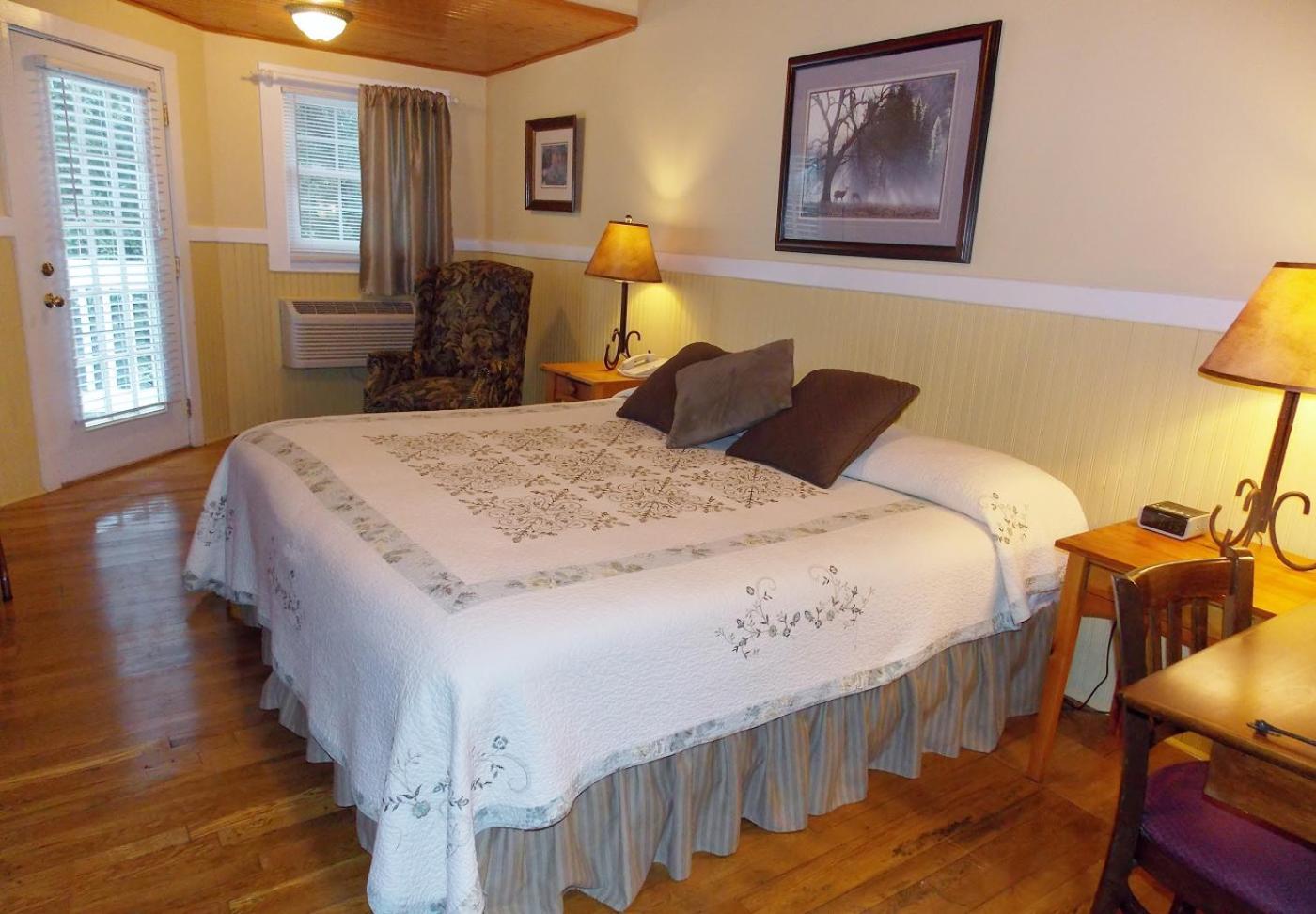 Lodge King Room with Balcony - Photo 2