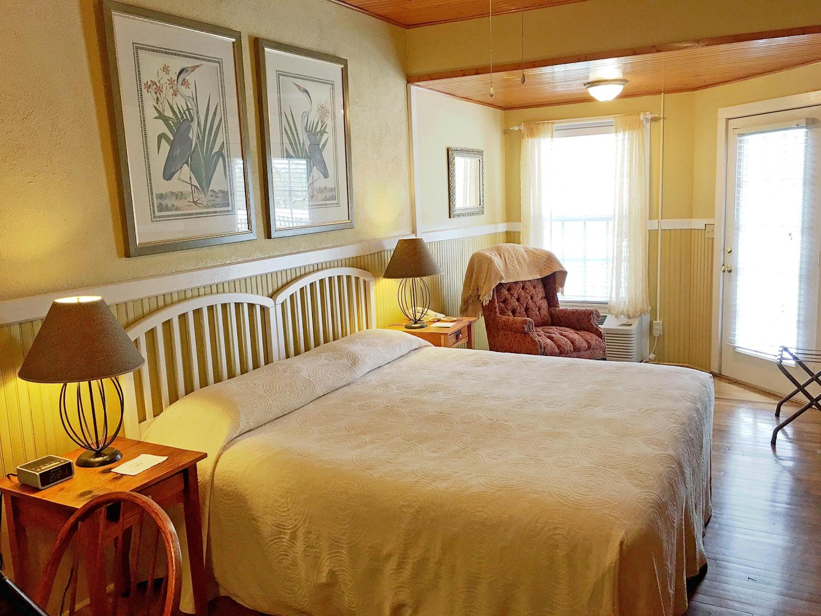Lodge King Room with Balcony - Photo 6