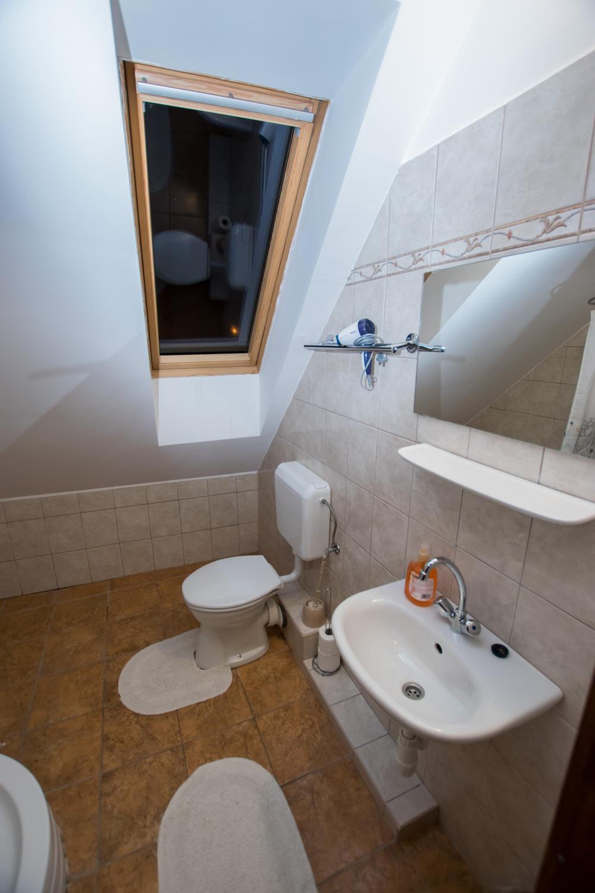 Quadruple Room - Photo 7