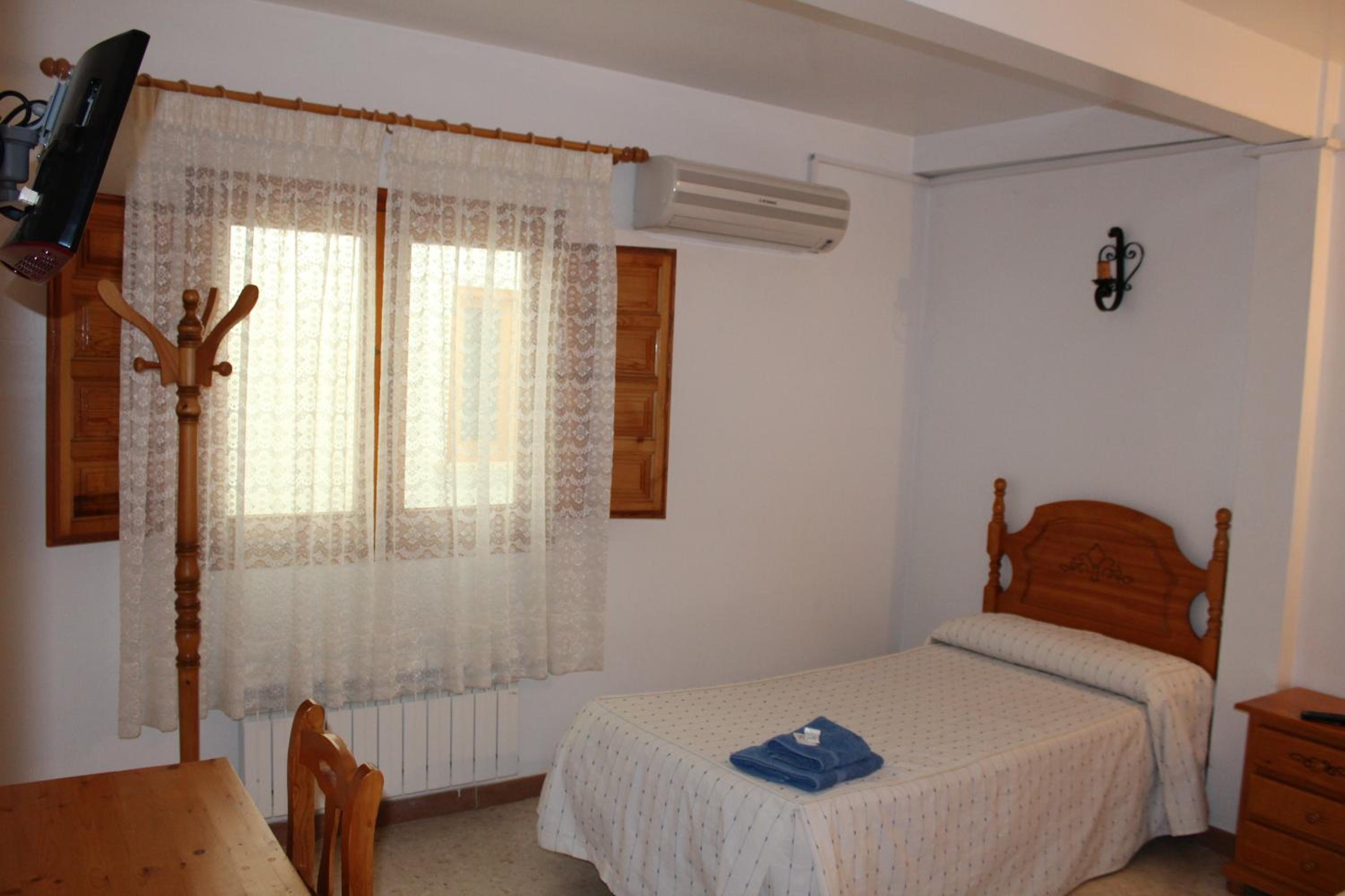 Twin Room - Photo 5