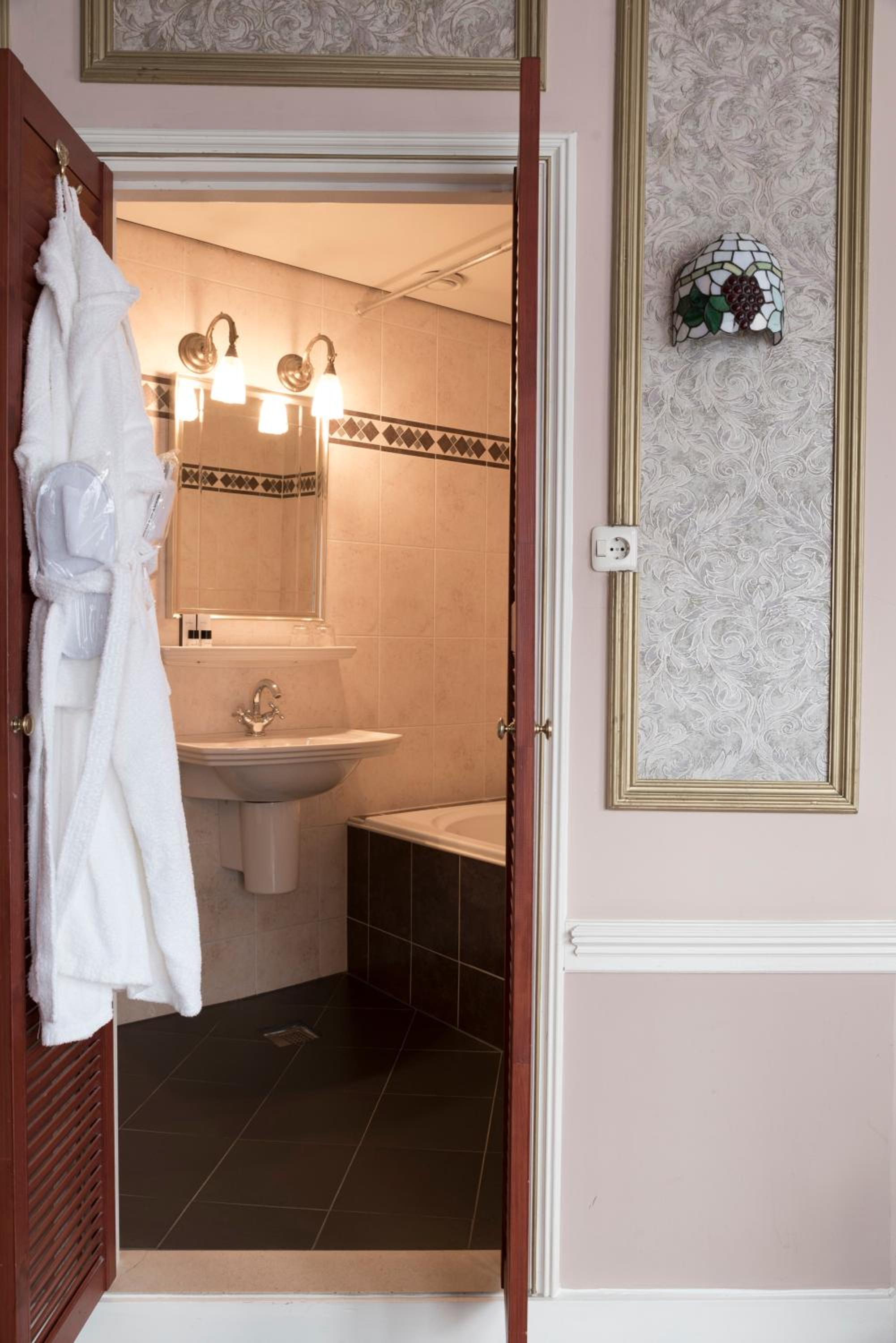 Double Room - Photo 9