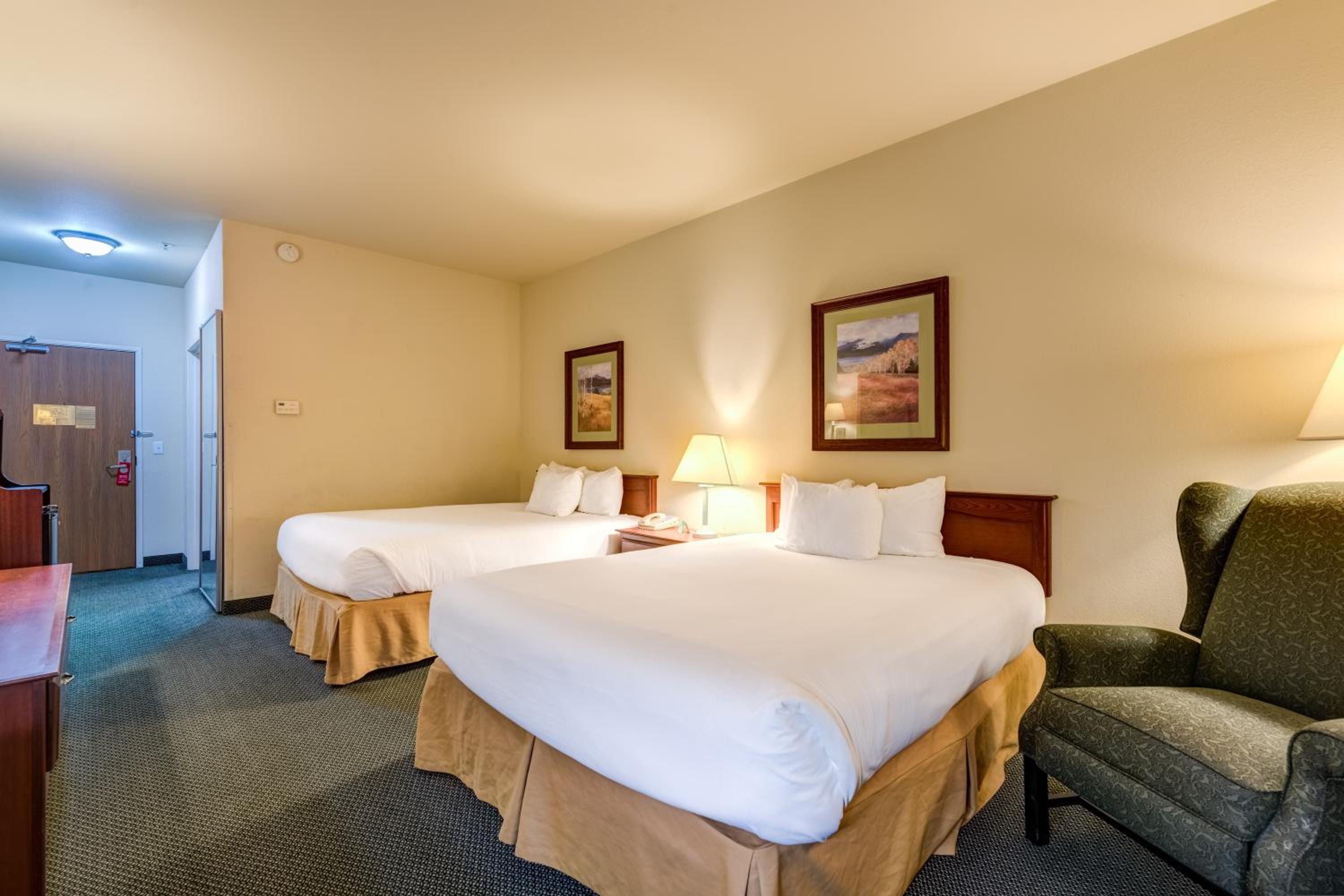Queen Room with Two Queen Beds - Non-Smoking - Photo 1