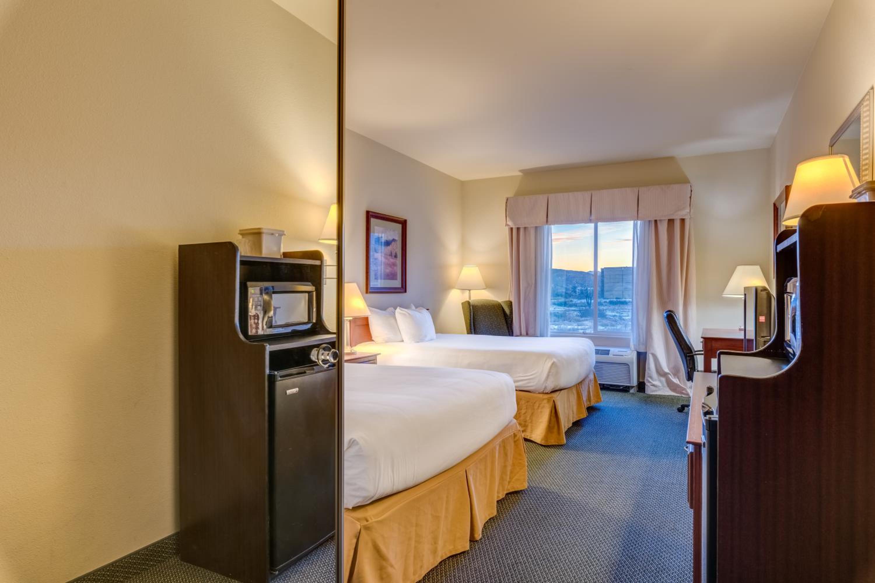 Queen Room with Two Queen Beds - Non-Smoking - Photo 3