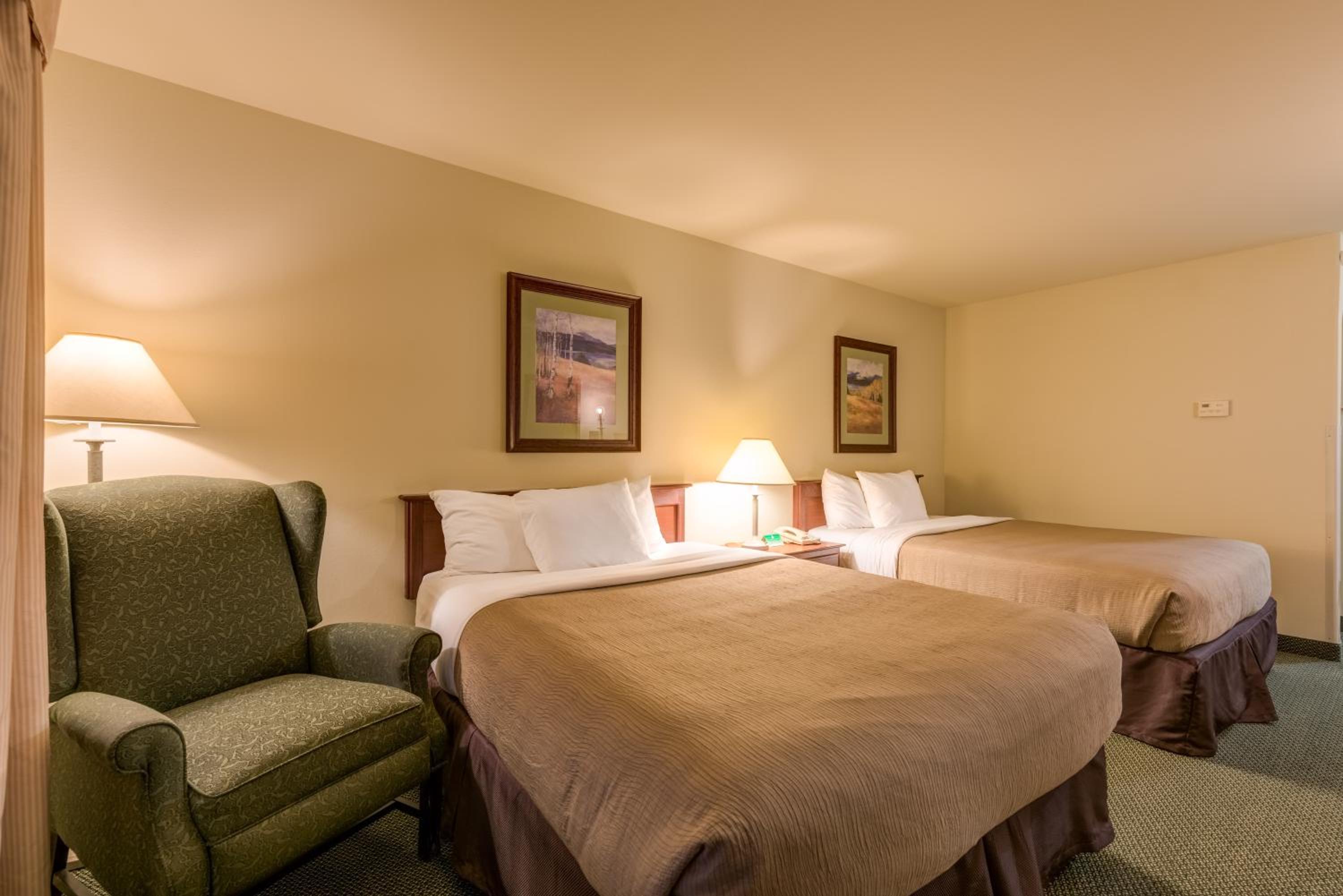 Queen Room with Two Queen Beds - Non-Smoking - Photo 4
