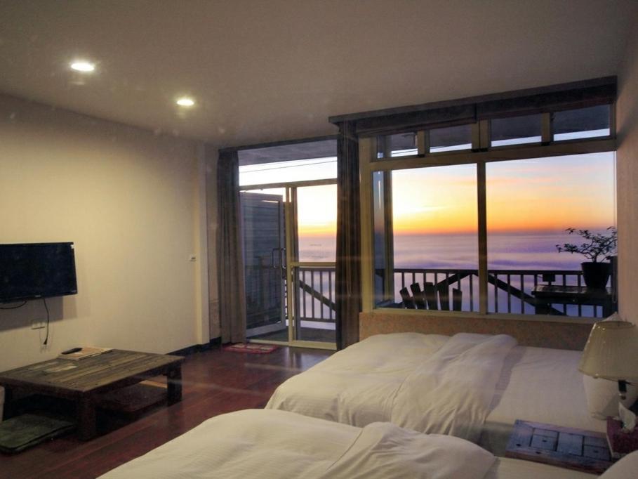 Deluxe Quadruple Room with Balcony Night View photo 2