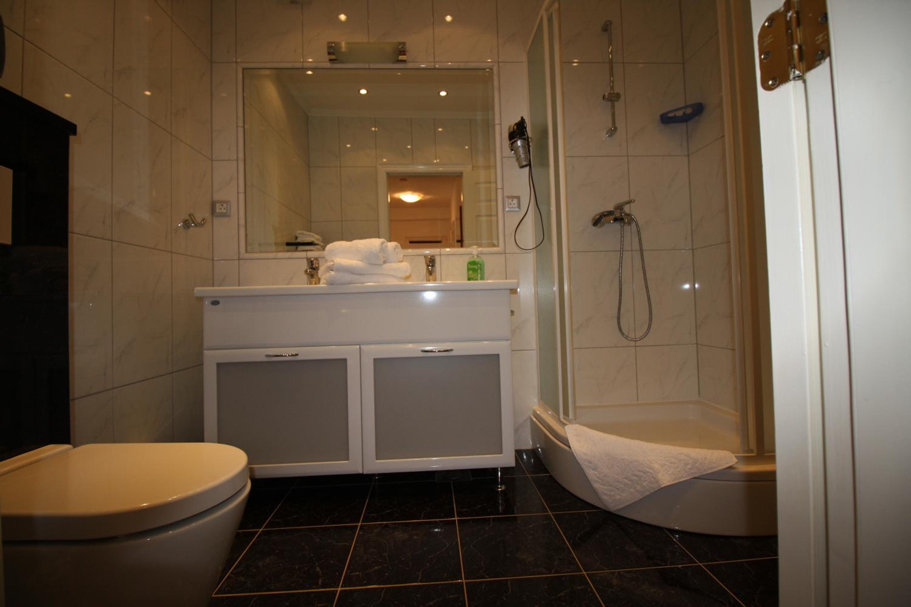 Standard Queen Room with Two Queen Beds - Photo 6