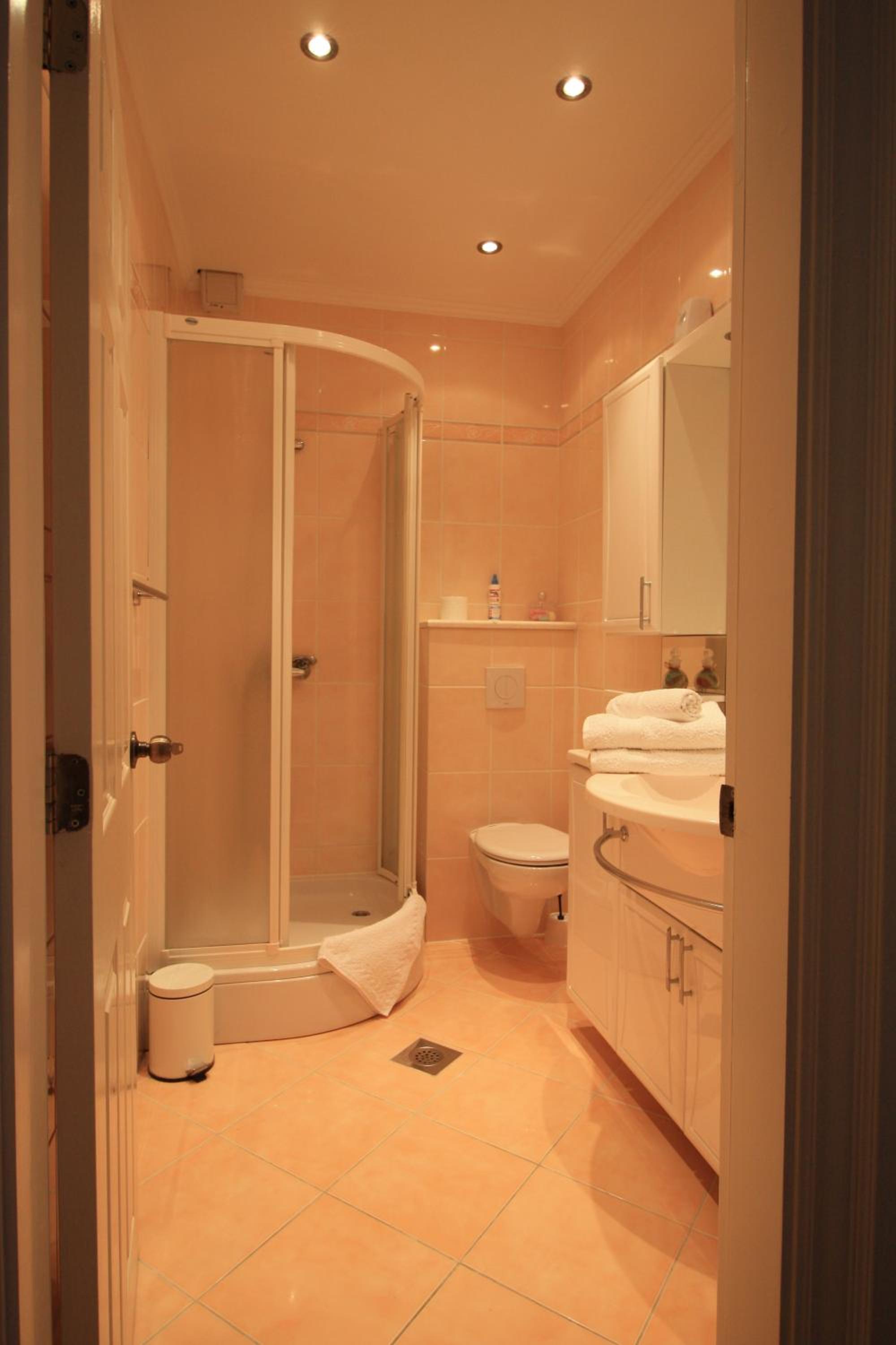 Standard Queen Room with Two Queen Beds - Photo 4