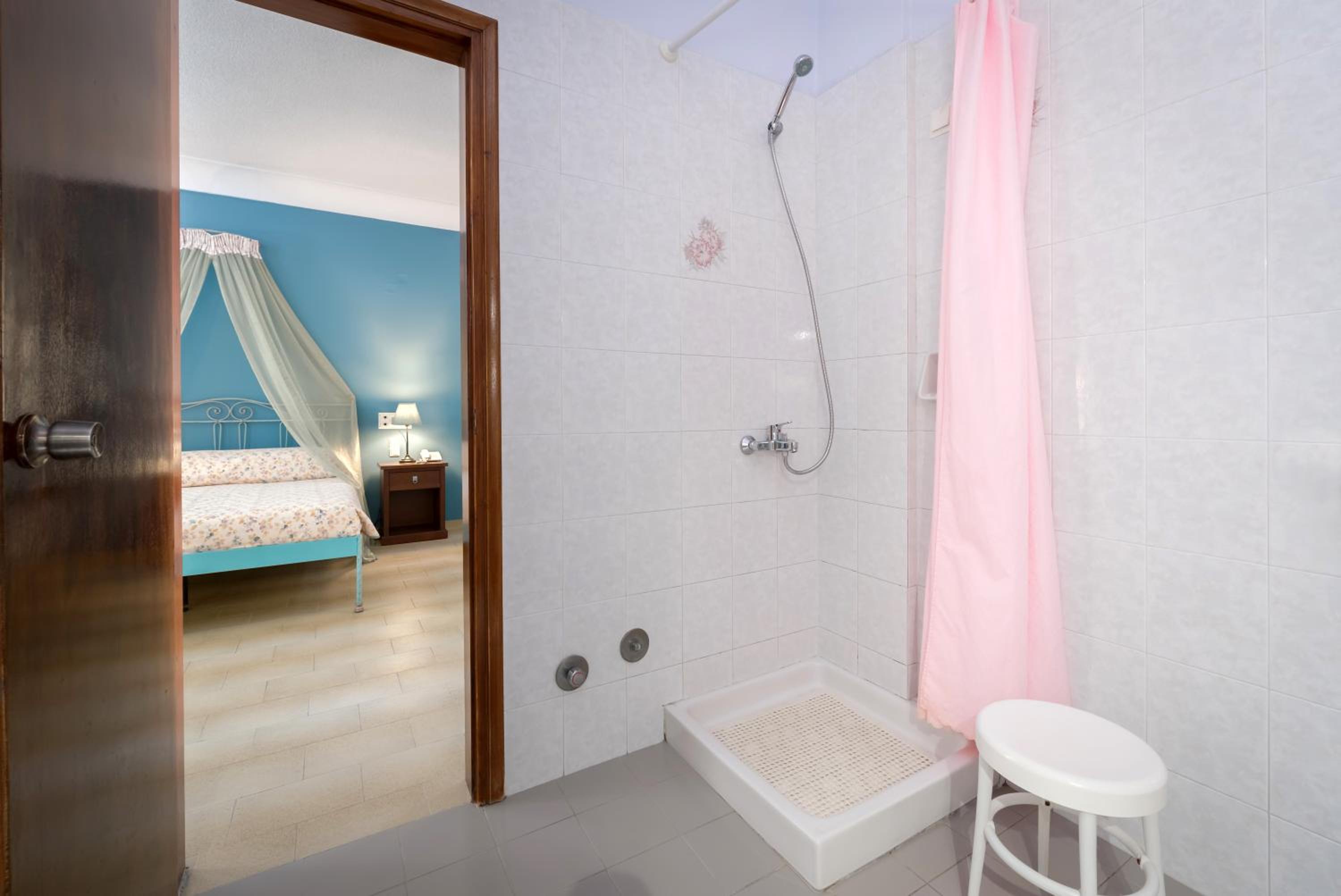 Standard Double or Twin Room - Photo 9