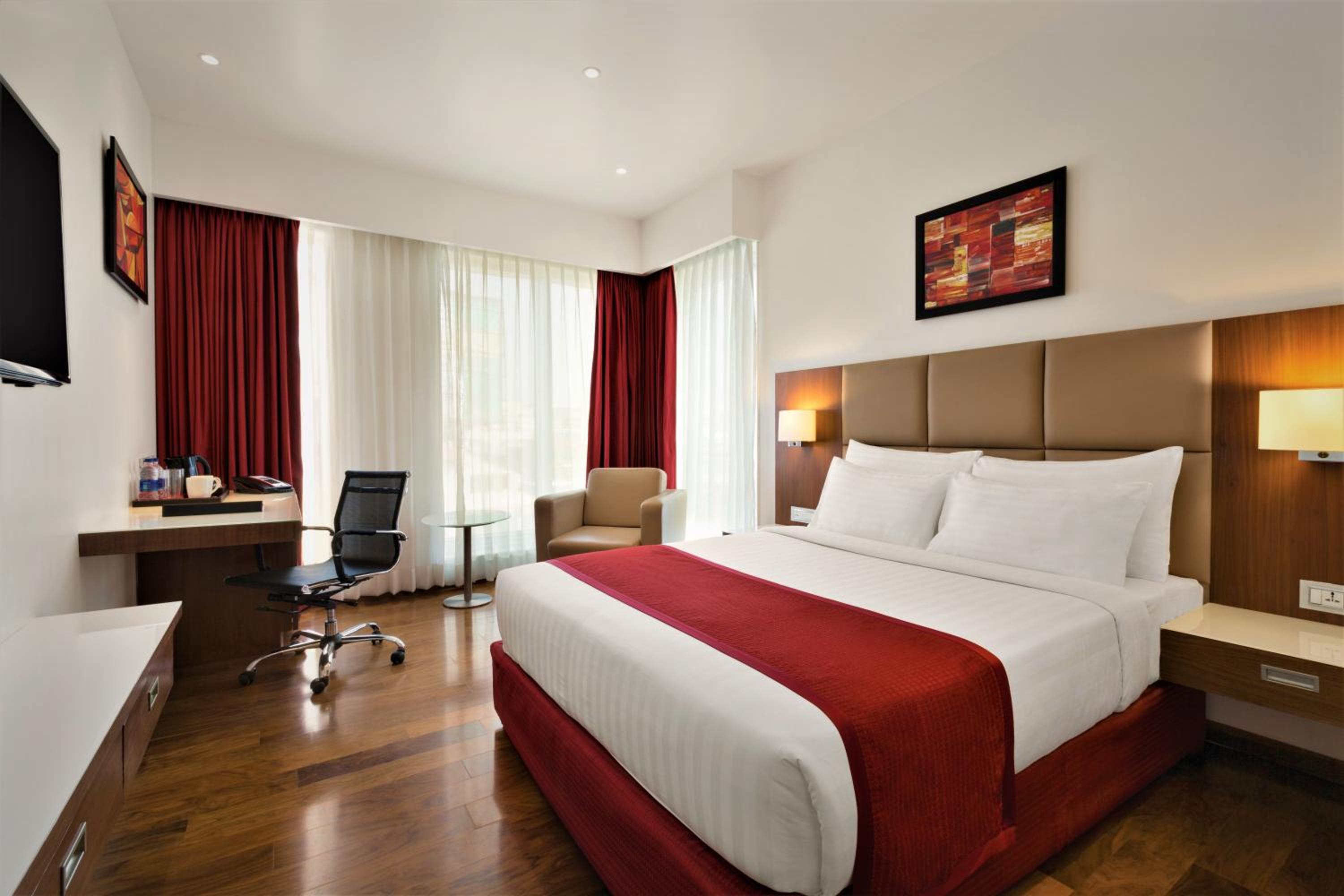 Deluxe Queen Room - Mobility Access/Non-Smoking with with 15% Discount on Food and Soft Beverage
