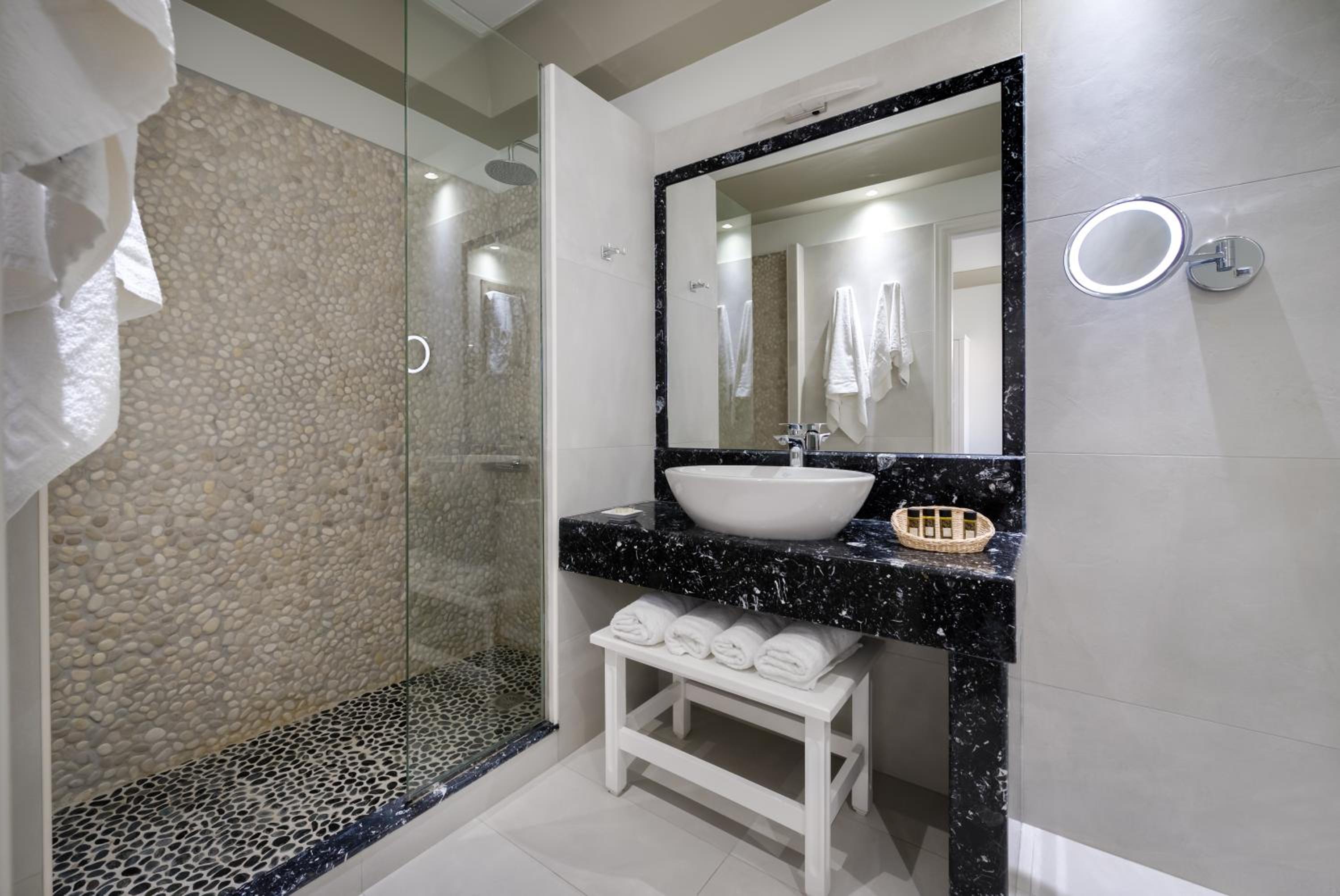 Superior Double or Twin Room - Photo 8