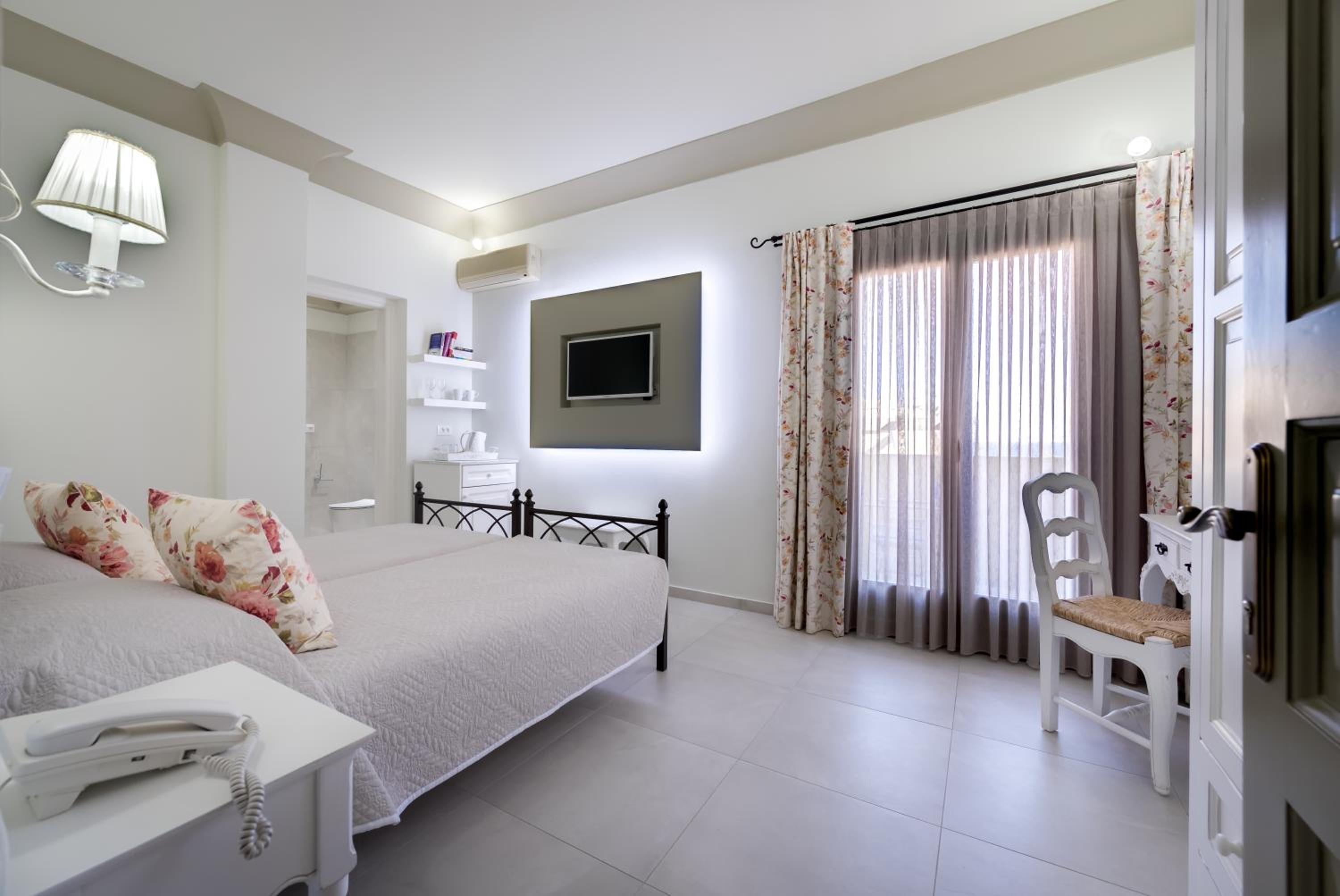 Superior Double or Twin Room - Photo 15