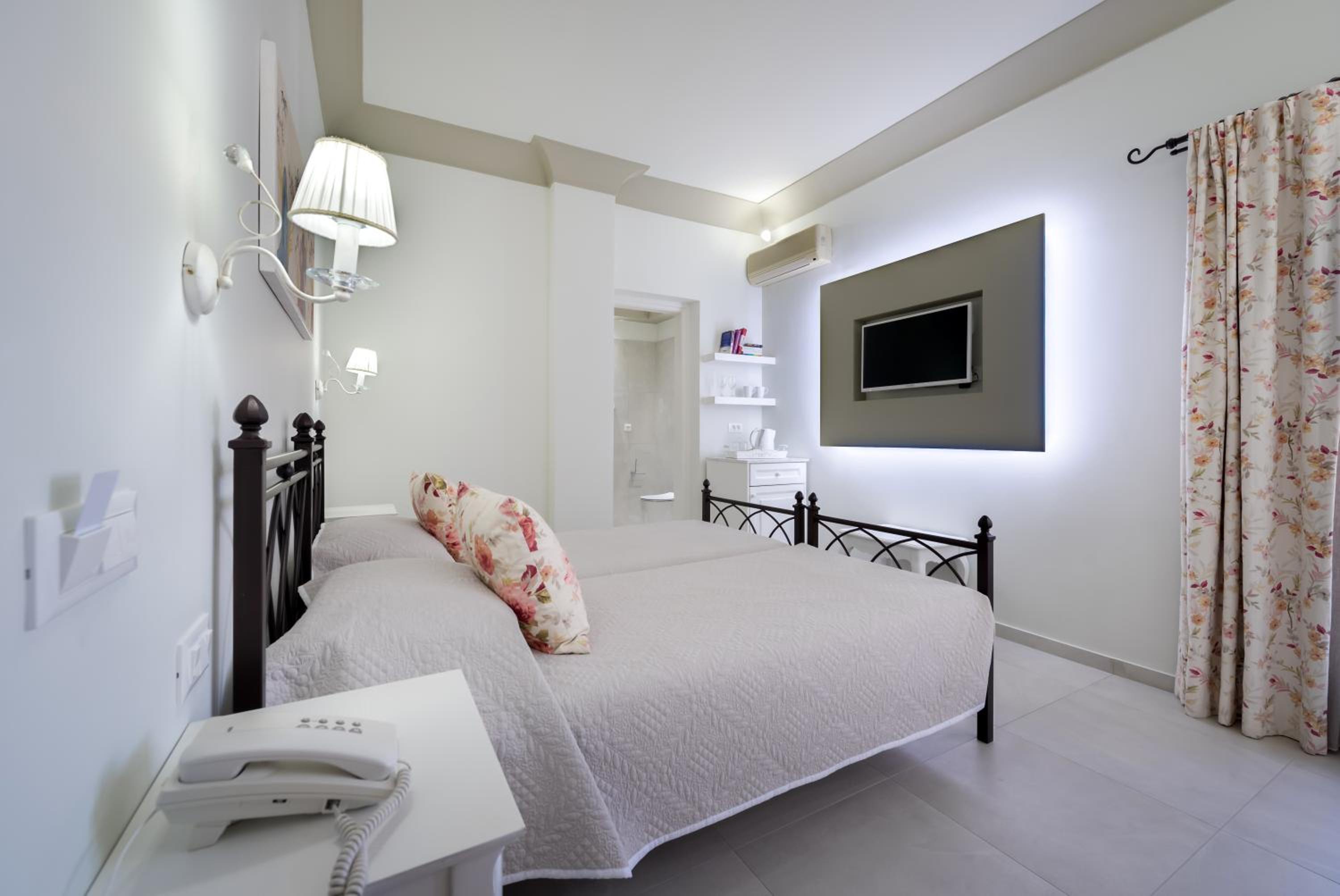 Superior Double or Twin Room - Photo 16