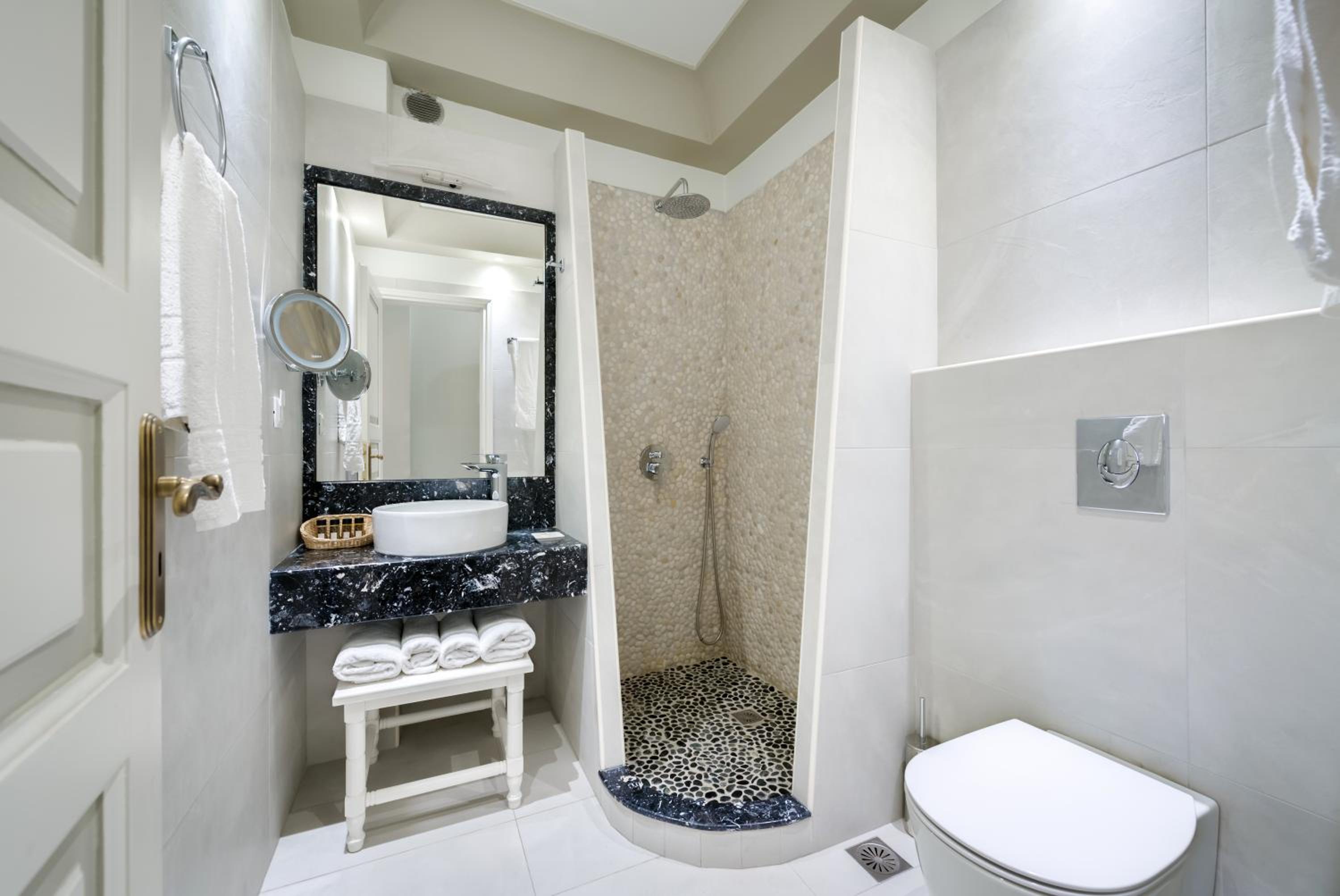 Superior Double or Twin Room - Photo 7
