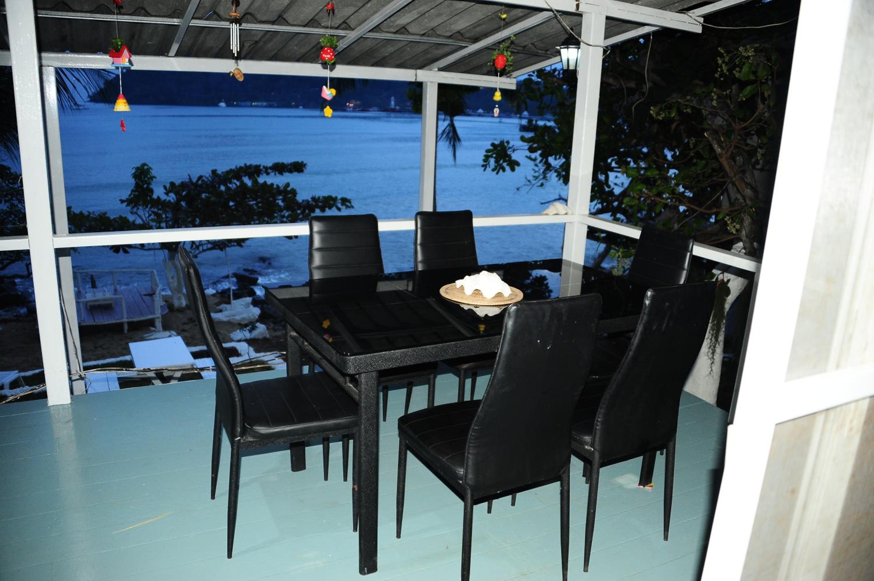  Family Room with Sea View - Photo 3